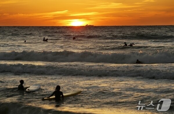본문 이미지 - 충남도는 2025∼2026 충남 방문의 해를 맞아 특정 시군을 홍보하는 ‘이달의 충남’ 콘텐츠를 운영 중인 태안을 5월의 관광지로 태안을 선정했다. 사진은 만리포해수욕장. (충남도 제공. 재판매 및 DB 금지) 2025.5.1/뉴스1