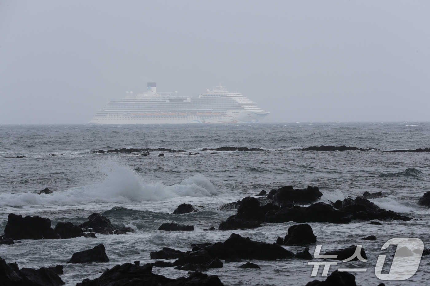 (서귀포=뉴스1) 강승남 기자 = 1일 오후 제주 서귀포시 강정항으로 제주에서 출발하는 국제 크루즈선 '아도라매직시티(13만5500톤급)'호가 입항하고 있다.강정항은 이달부터 관광 …