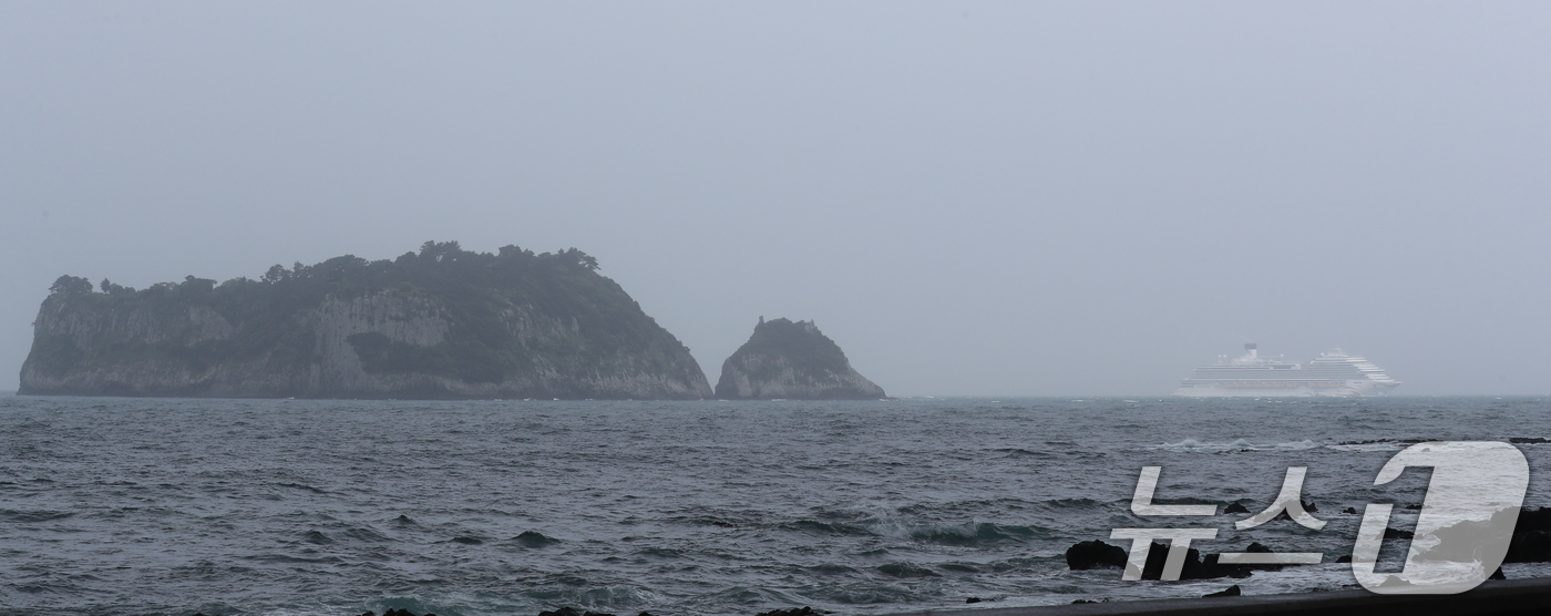 (서귀포=뉴스1) 강승남 기자 = 1일 오후 제주 서귀포시 강정항으로 제주에서 출발하는 국제 크루즈선 '아도라매직시티(13만5500톤급)'호가 입항하고 있다.강정항은 이달부터 관광 …