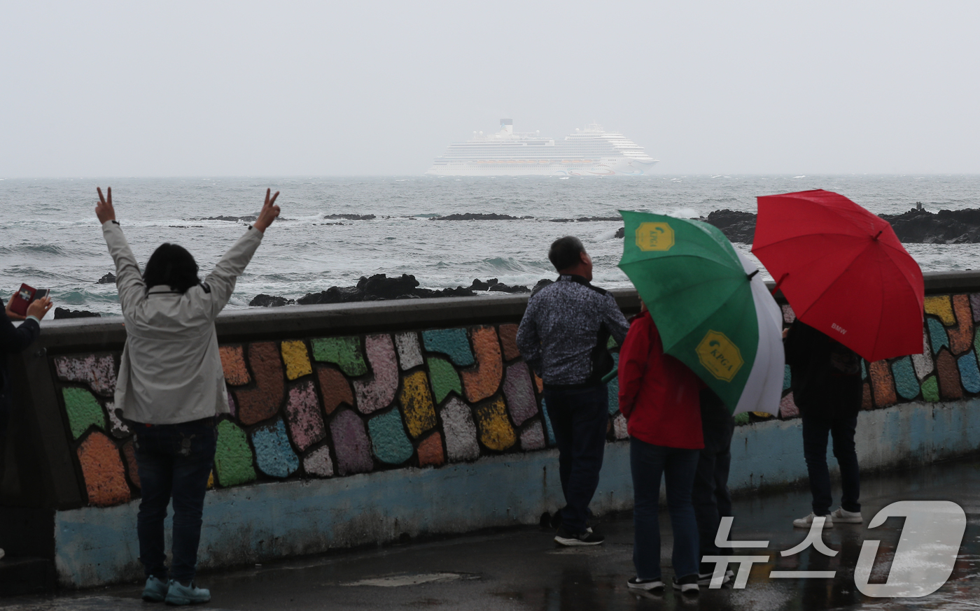 (서귀포=뉴스1) 강승남 기자 = 1일 오후 제주 서귀포시 강정항으로 제주에서 출발하는 국제 크루즈선 '아도라매직시티(13만5500톤급)'호가 입항하고 있다.강정항은 이달부터 관광 …