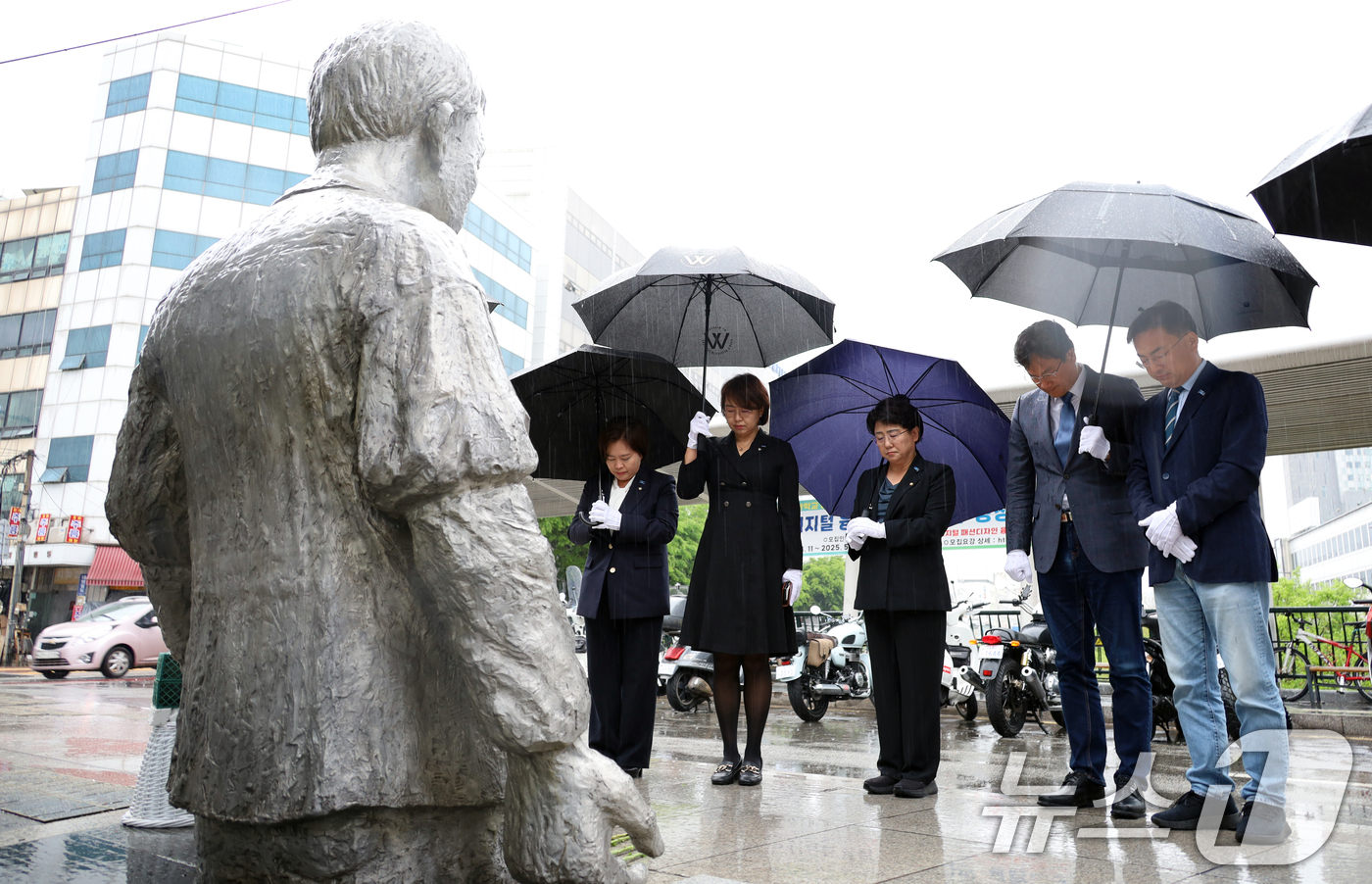 (서울=뉴스1) 김민지 기자 = 조국혁신당 김선민 대표 권한대행을 비롯한 의원들이 1일 세계 노동자의 날을 맞아 서울 종로구 전태일 동상에 헌화한 뒤 묵념하고 있다. (조국혁신당 …