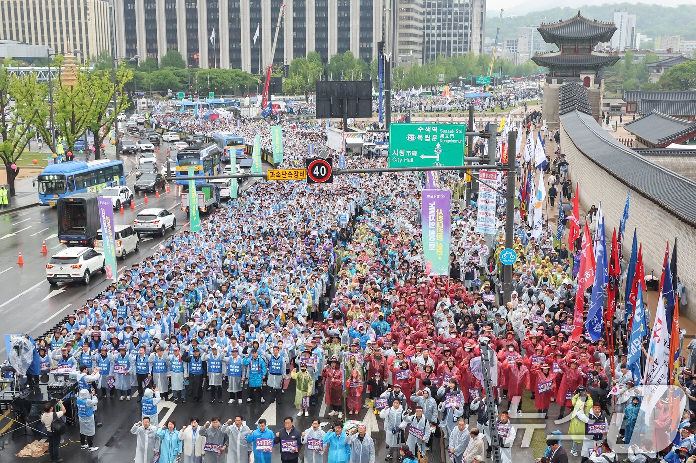 본문 이미지 - 한국노총 조합원들이 1일 오후 서울 종로구 동십자각 일대에서 열린 &#39;제135주년 세계노동절 전국노동자대회&#39;에서 구호를 외치고 있다. 2025.5.1/뉴스1 ⓒ News1 민경석 기자