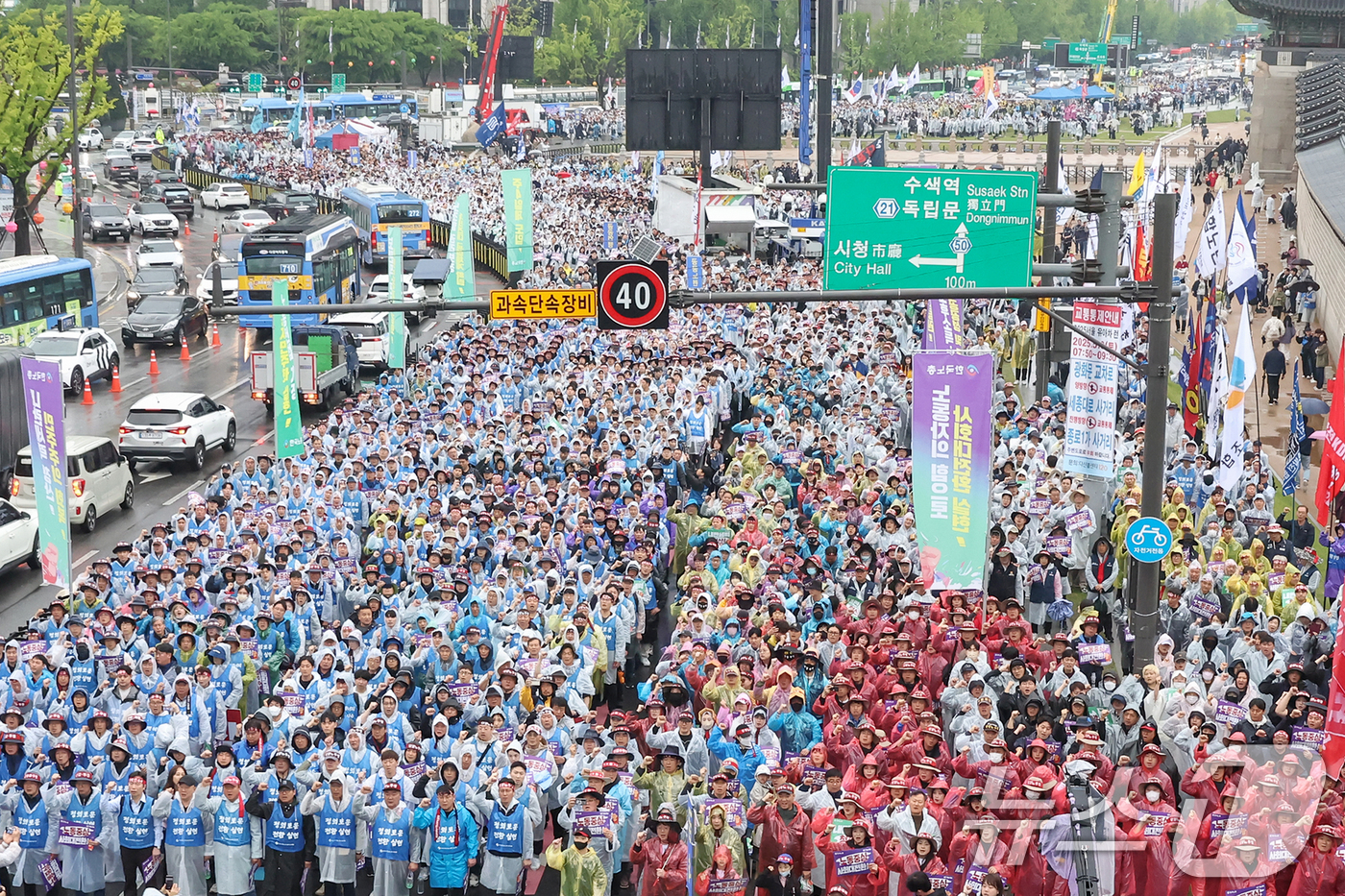 (서울=뉴스1) 민경석 기자 = 한국노총 조합원들이 1일 오후 서울 종로구 동십자각 일대에서 열린 '제135주년 세계노동절 전국노동자대회'에서 구호를 외치고 있다. 2025.5.1 …