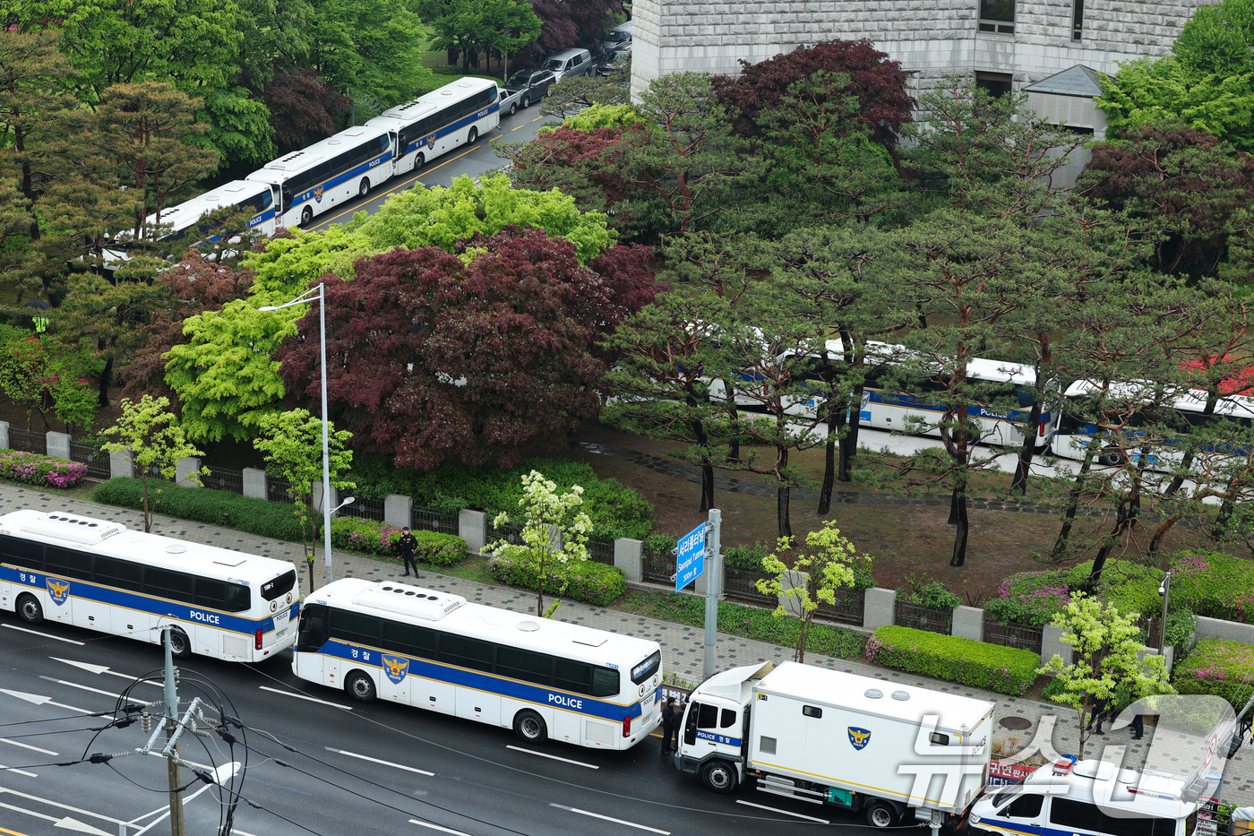 (서울=뉴스1) 신웅수 기자 = 이재명 더불어민주당 대통령 후보의 공직선거법 위반 사건에 대한 판결 선고기일인 1일 서울 서초구 대법원에 경찰 차벽이 설치되어 있다.대법원 전원합의 …