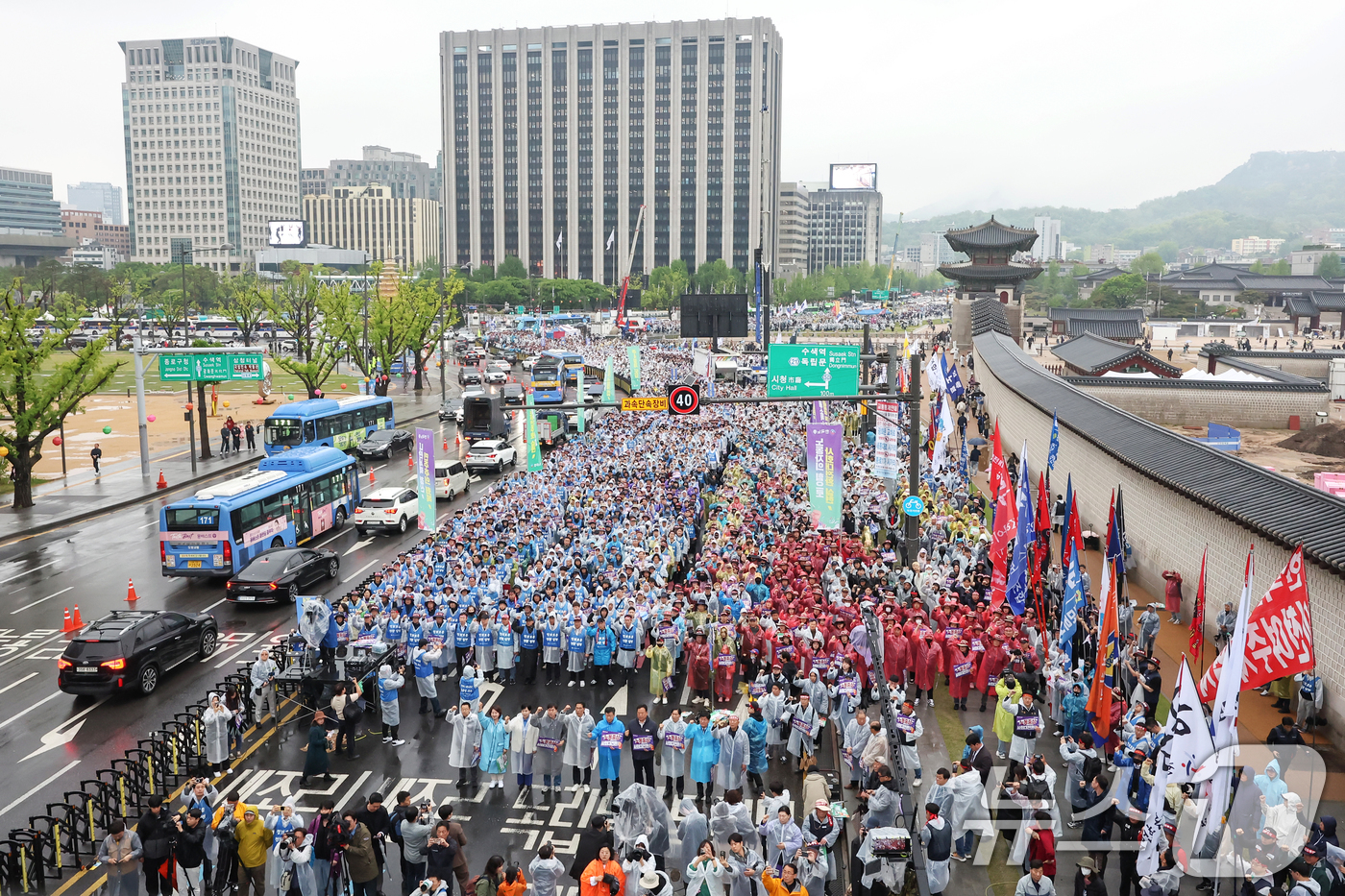 (서울=뉴스1) 민경석 기자 = 한국노총 조합원들이 1일 오후 서울 종로구 동십자각 일대에서 열린 '제135주년 세계노동절 전국노동자대회'에서 구호를 외치고 있다. 2025.5.1 …