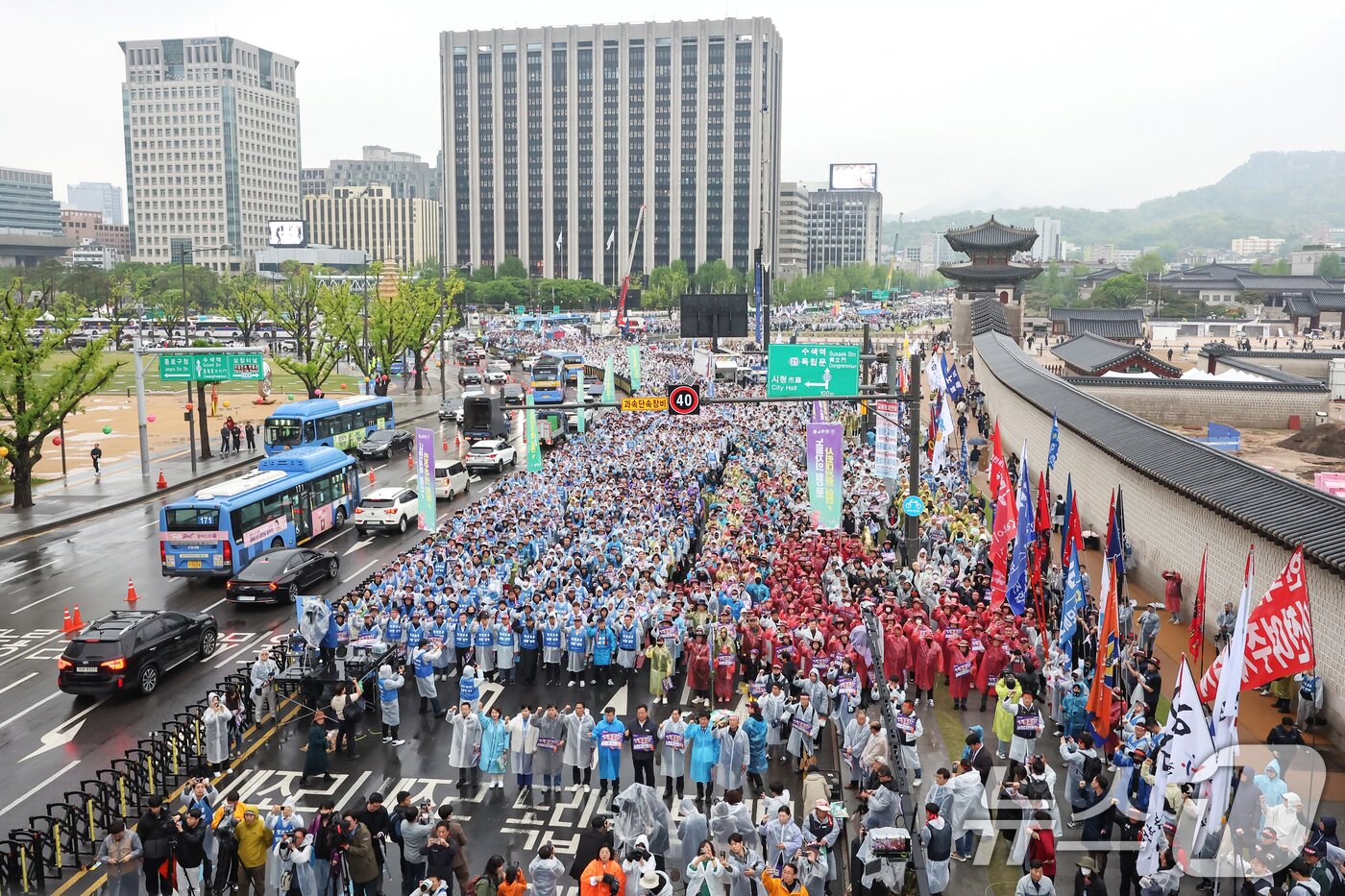 본문 이미지 - 한국노총 조합원들이 1일 오후 서울 종로구 동십자각 일대에서 열린 '제135주년 세계노동절 전국노동자대회'에서 구호를 외치고 있다. 2025.5.1/뉴스1 ⓒ News1 민경석 기자