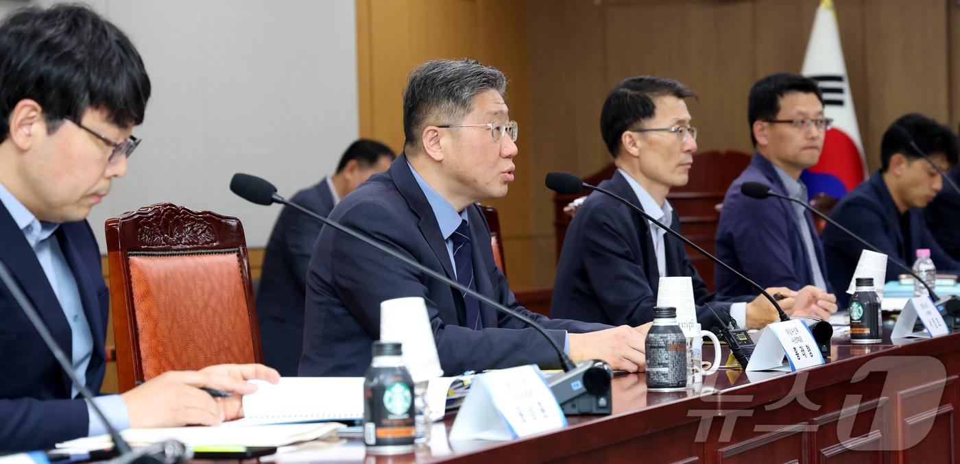 (세종=뉴스1) 김기남 기자 = 홍래형 해양수산부 수산정책실장(왼쪽 두번째)이 1일 세종시 정부세종청사에서 열린 대미 수산식품 관세 및 통상 현안 범부처 TF 킥오프 회의에서 모두 …