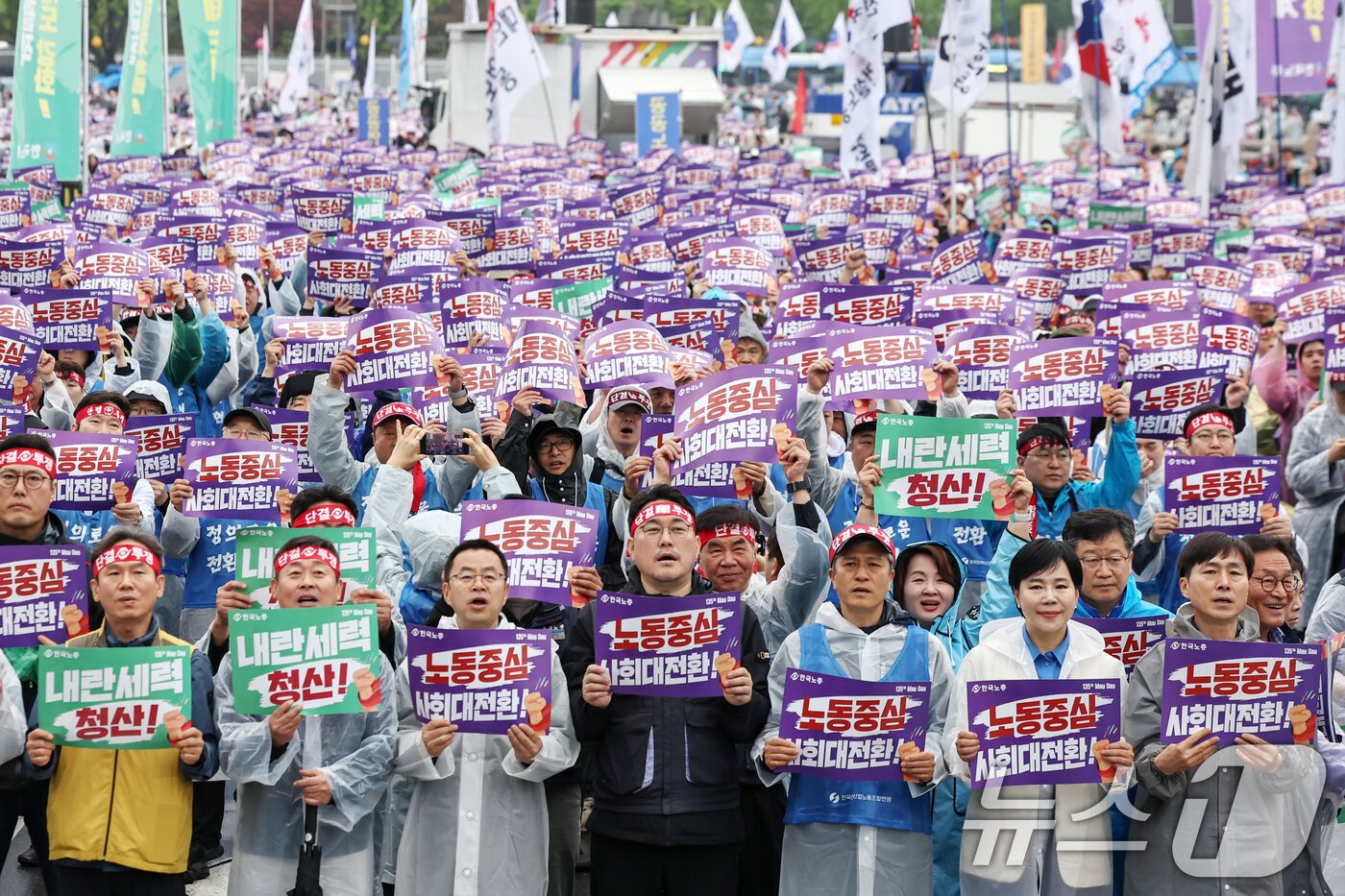 본문 이미지 - 한국노총 조합원 등 참가자들이 1일 오후 서울 종로구 동십자각 일대에서 열린 '제135주년 세계노동절 전국노동자대회'에서 구호를 외치고 있다. 2025.5.1/뉴스1 ⓒ News1 민경석 기자