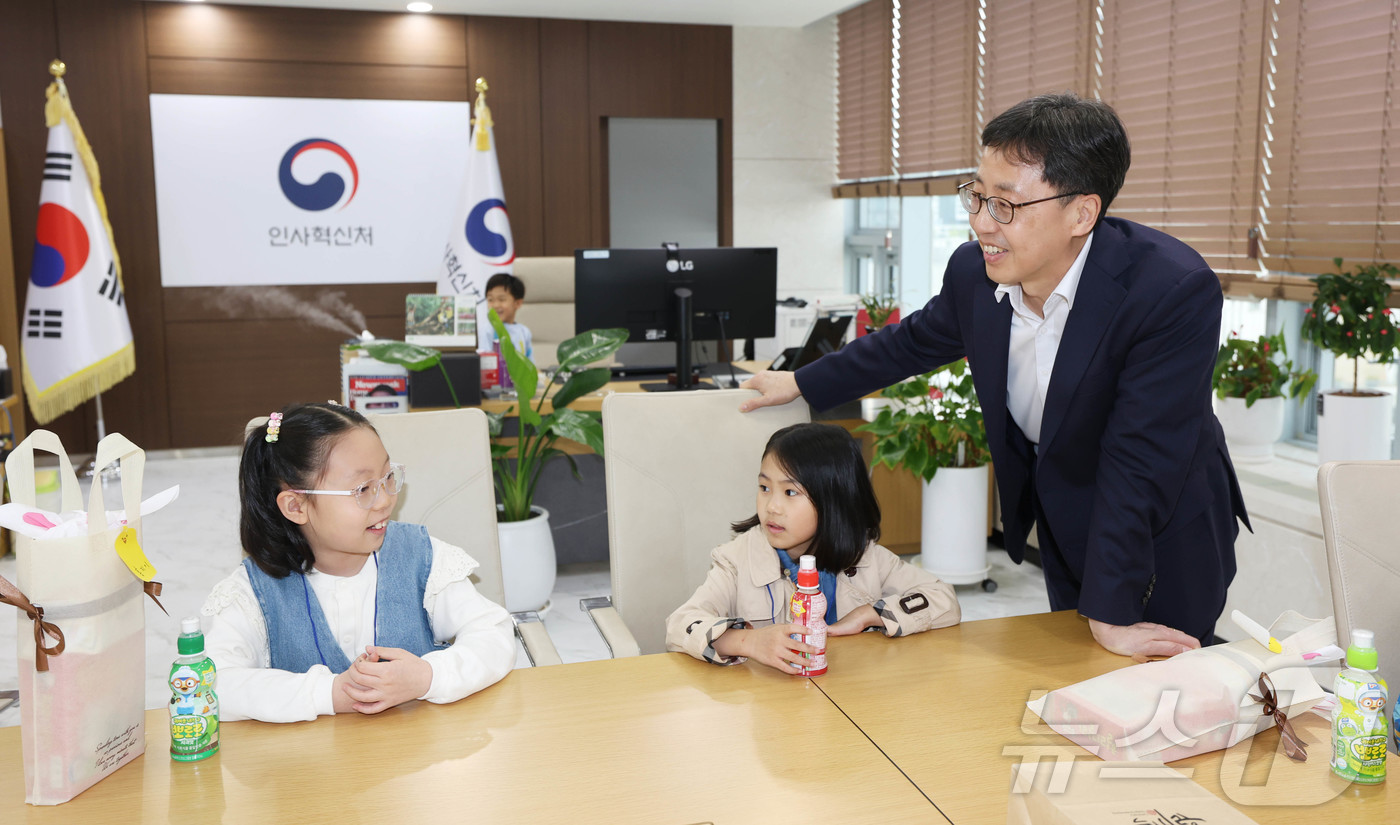 (서울=뉴스1) = 연원정 인사혁신처장이 1일 세종시 정부세종청사에서 열린 '2025년 가정의 달 직원 자녀 초청행사'에서 집무실을 찾은 어린이들과 대화를 나누고 있다. (인사혁신 …
