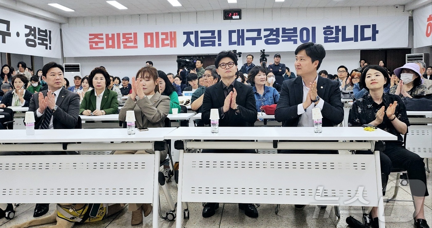 (대구=뉴스1) 남승렬 기자 = 국민의힘 대선 후보 선출을 이틀 앞둔 1일 한동훈 국민의힘 대선 경선 후보와 이른바 \'친한계\'(친한동훈계)로 꼽히는 진종오·김예지·우재준·한지아 …