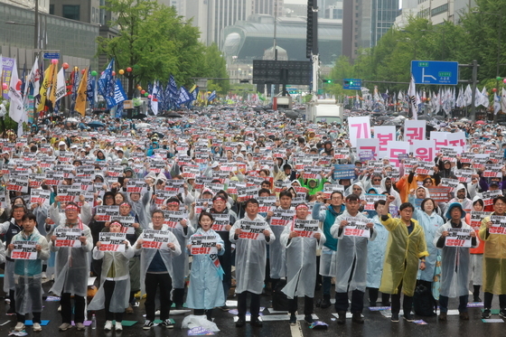 63년 만에 노동절이지만…"같이 쉬는 건 언감생심이죠"