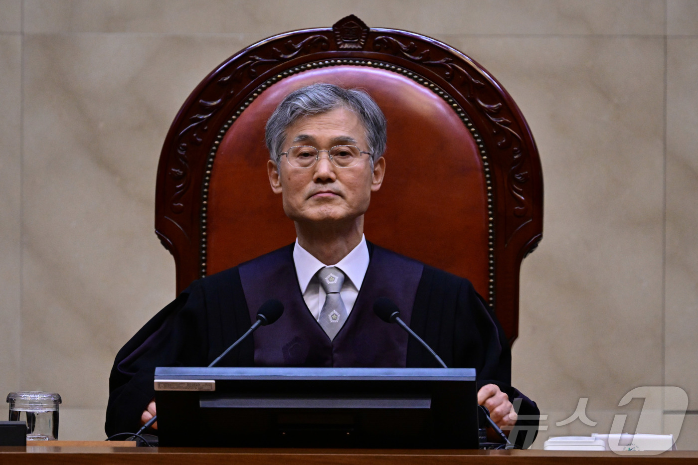 (서울=뉴스1) 사진공동취재단 = 조희대 대법원장이 1일 오후 서울 서초구 대법원에서 이재명 더불어민주당 대통령 후보의 공직선거법 위반 사건 상고심 선고를 위해 재판을 준비하고 있 …