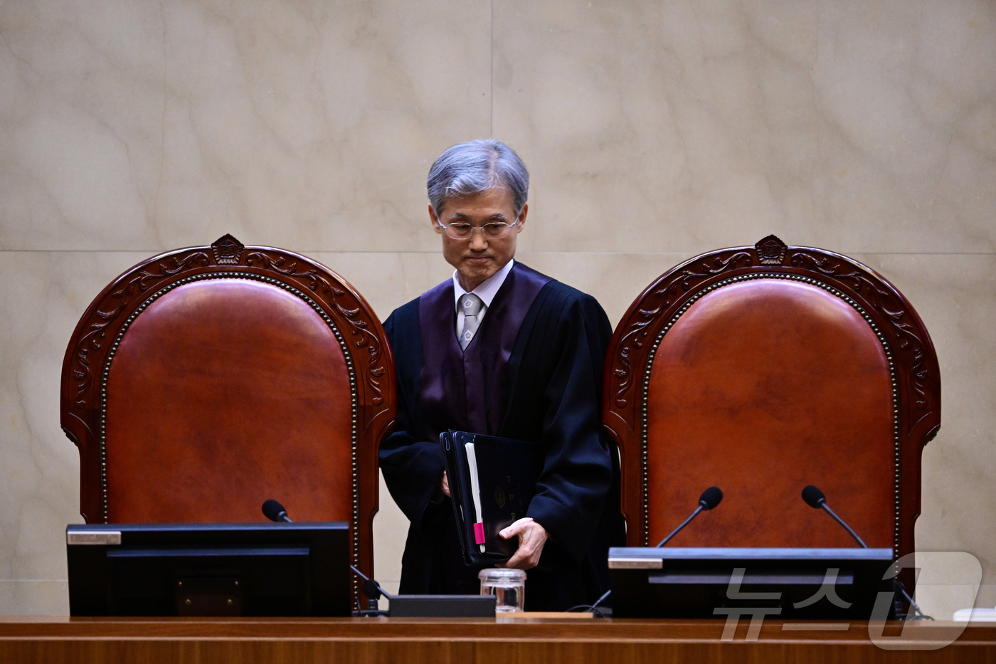 (서울=뉴스1) 사진공동취재단 = 조희대 대법원장이 1일 오후 서울 서초구 대법원에서 이재명 더불어민주당 대통령 후보의 공직선거법 위반 사건 상고심 선고를 위해 입정하고 있다. 2 …