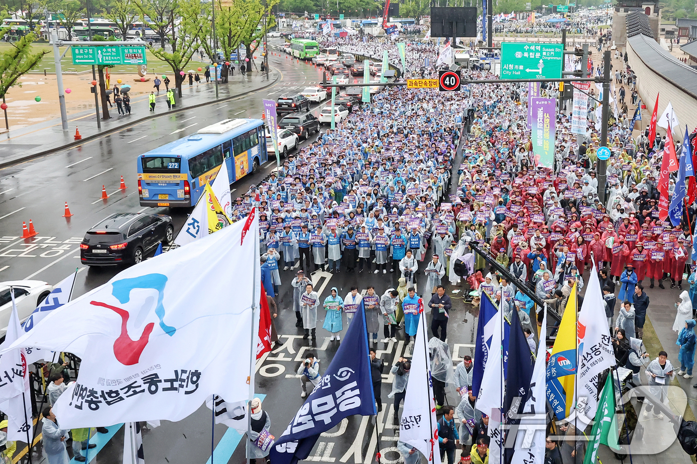 (서울=뉴스1) 민경석 기자 = 1일 오후 서울 종로구 동십자각 일대에서 한국노총 주최로 열린 열린 '제135주년 세계노동절 전국노동자대회'에서 산별 노조 깃발이 입장하고 있다. …