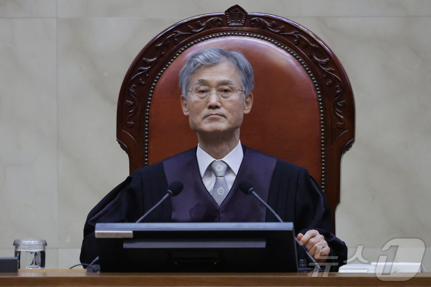 (서울=뉴스1) 사진공동취재단 = 조희대 대법원장이 1일 오후 더불어민주당 이재명 대선 후보의 공직선거법 사건 전원합의체 선고를 위해 서울 서초구 대법원 대법정에 입장해 자리에 앉 …