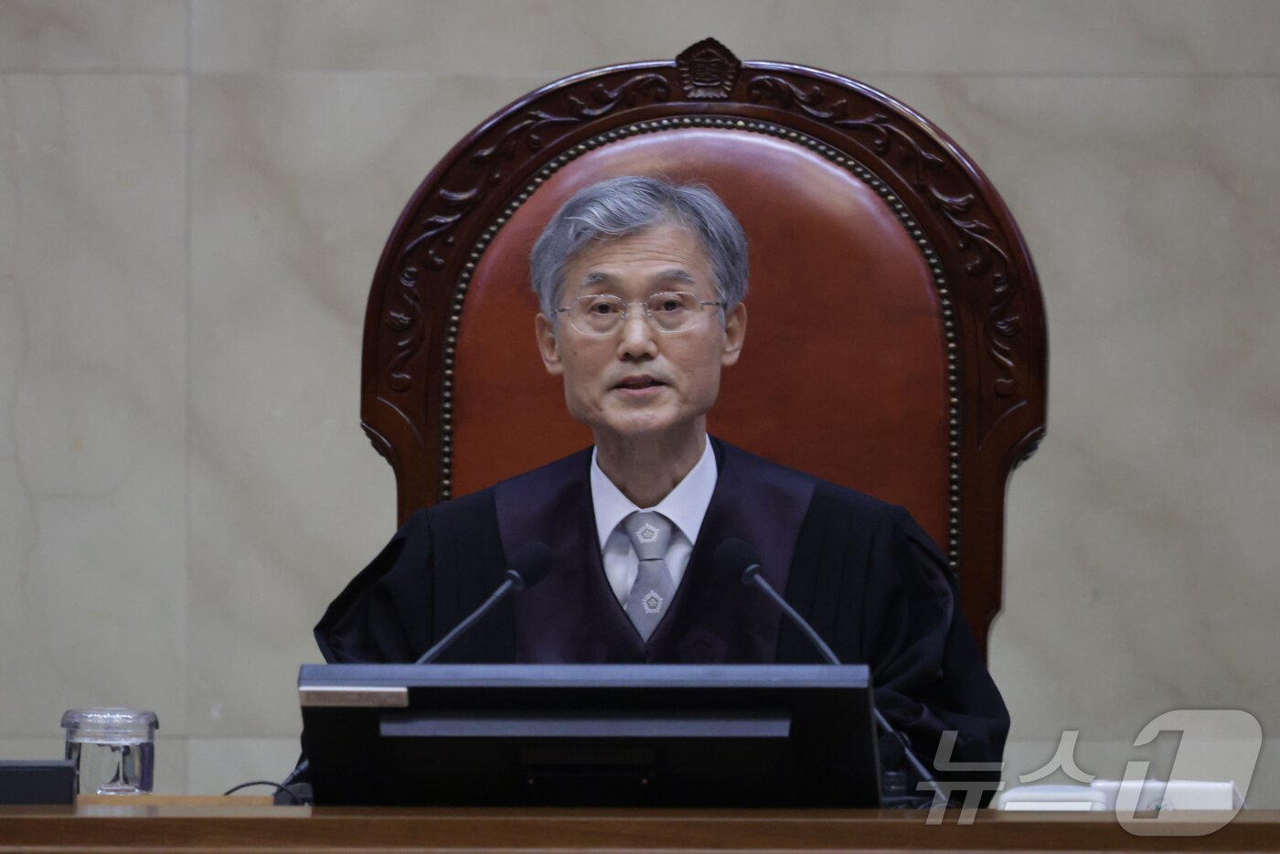 본문 이미지 - 조희대 대법원장이 1일 오후 더불어민주당 이재명 대선 후보의 공직선거법 사건 전원합의체 선고를 위해 서울 서초구 대법원 대법정에 입장해 장내 정돈을 선언하고 있다.2025.5.1/뉴스1 ⓒ News1 사진공동취재단