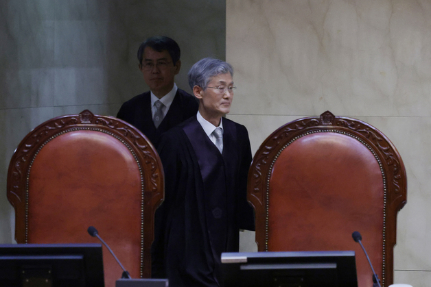 자리 향하는 조희대 대법원장