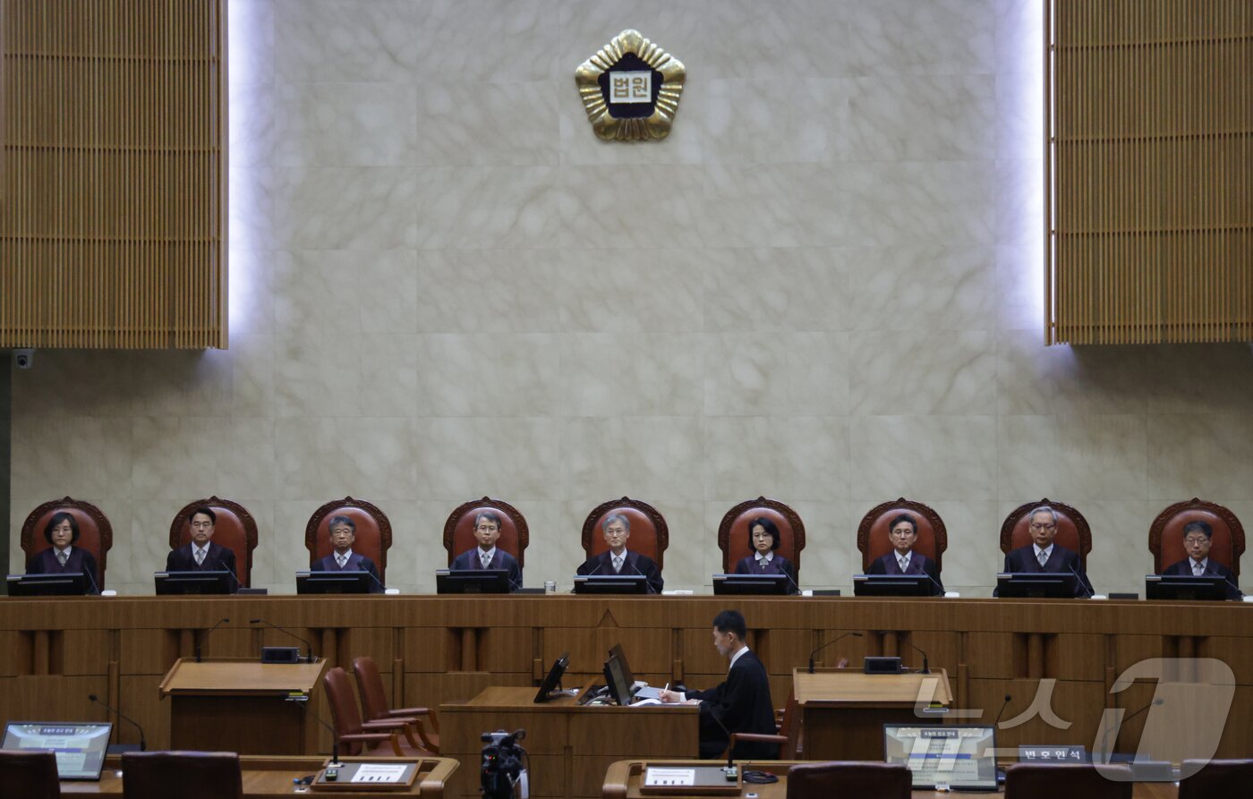 본문 이미지 - 조희대 대법원장을 비롯한 대법관들이 1일 오후 더불어민주당 이재명 대선 후보의 공직선거법 사건 전원합의체 선고를 위해 서울 서초구 대법원 대법정에 입장해 있다. 2025.5.1/뉴스1 ⓒ News1 사진공동취재단