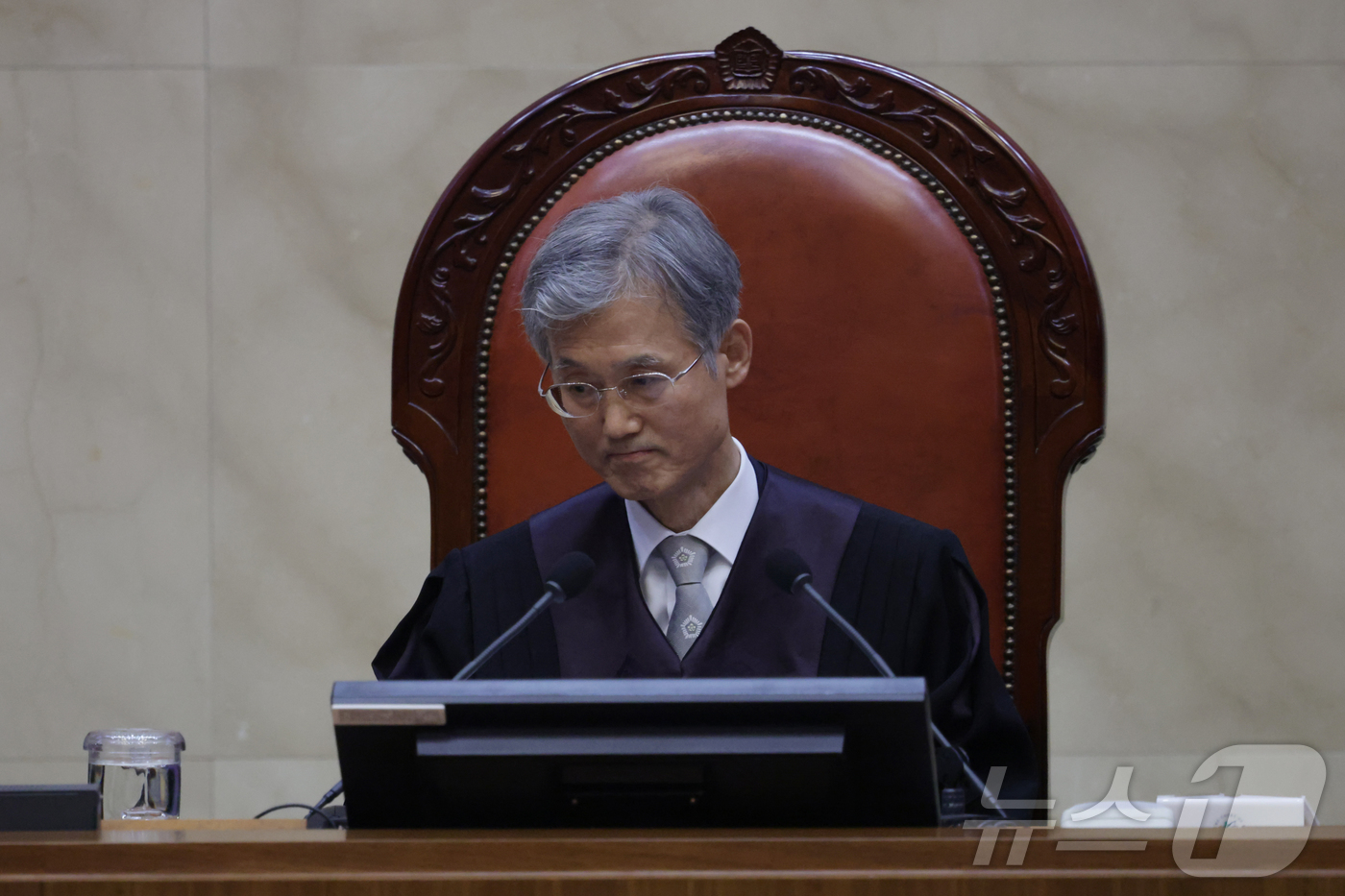 (서울=뉴스1) 사진공동취재단 = 조희대 대법원장이 1일 오후 더불어민주당 이재명 대선 후보의 공직선거법 사건 전원합의체 선고를 위해 서울 서초구 대법원 대법정에 입장해 자리에 앉 …