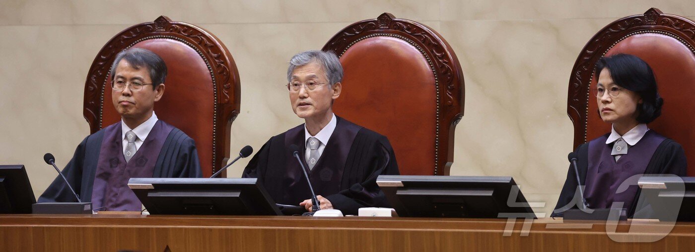 본문 이미지 - 조희대 대법원장을 비롯한 대법관들이 1일 서울 서초구 대법원에서 이재명 더불어민주당 대선 후보의 공직선거법 위반 사건과 관련한 전원합의체 선고를 위해 대심판정에 착석해 있다. 2025.5.1/뉴스1 ⓒ News1 사진공동취재단