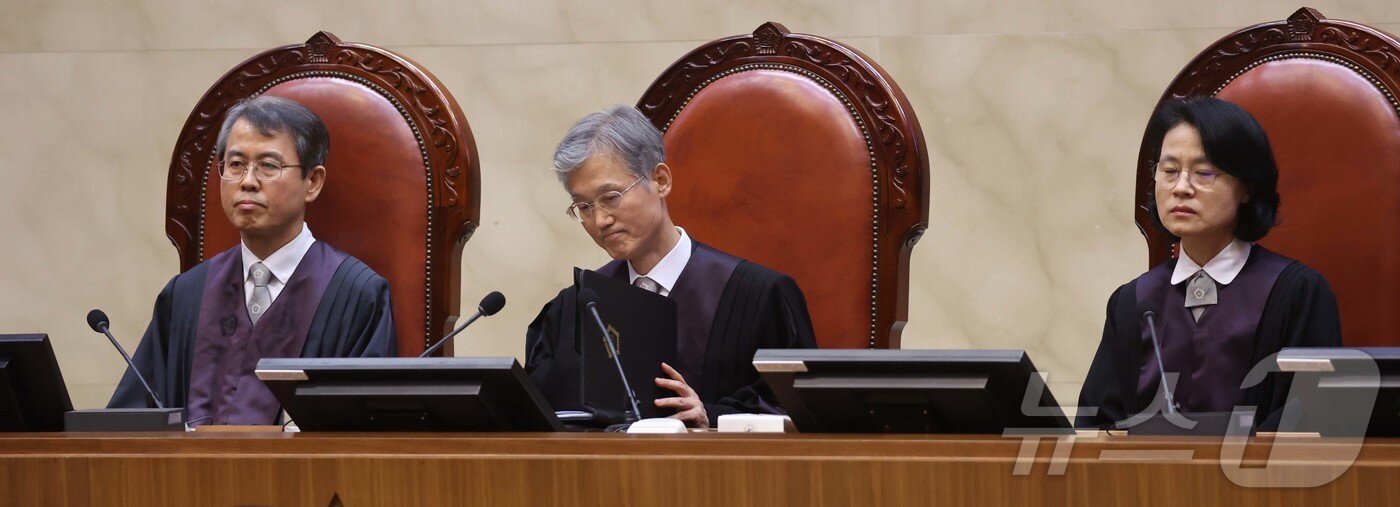 본문 이미지 - 조희대 대법원장을 비롯한 대법관들이 1일 서울 서초구 대법원에서 이재명 더불어민주당 대통령 후보의 공직선거법 위반 사건과 관련한 전원합의체 선고를 위해 대심판정에 착석해 있다. 2025.5.1/뉴스1 ⓒ News1 사진공동취재단