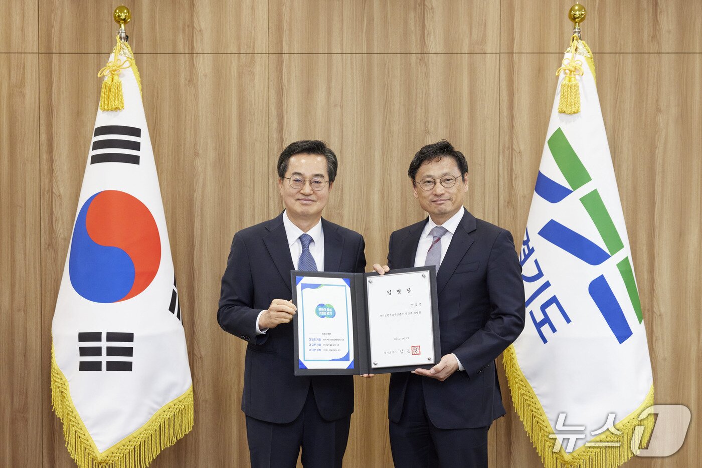 본문 이미지 - 김동연 경기도지사와 오후석 경기도평생교육진흥원장.(경기도 제공, 재판매 및 DB 금지)