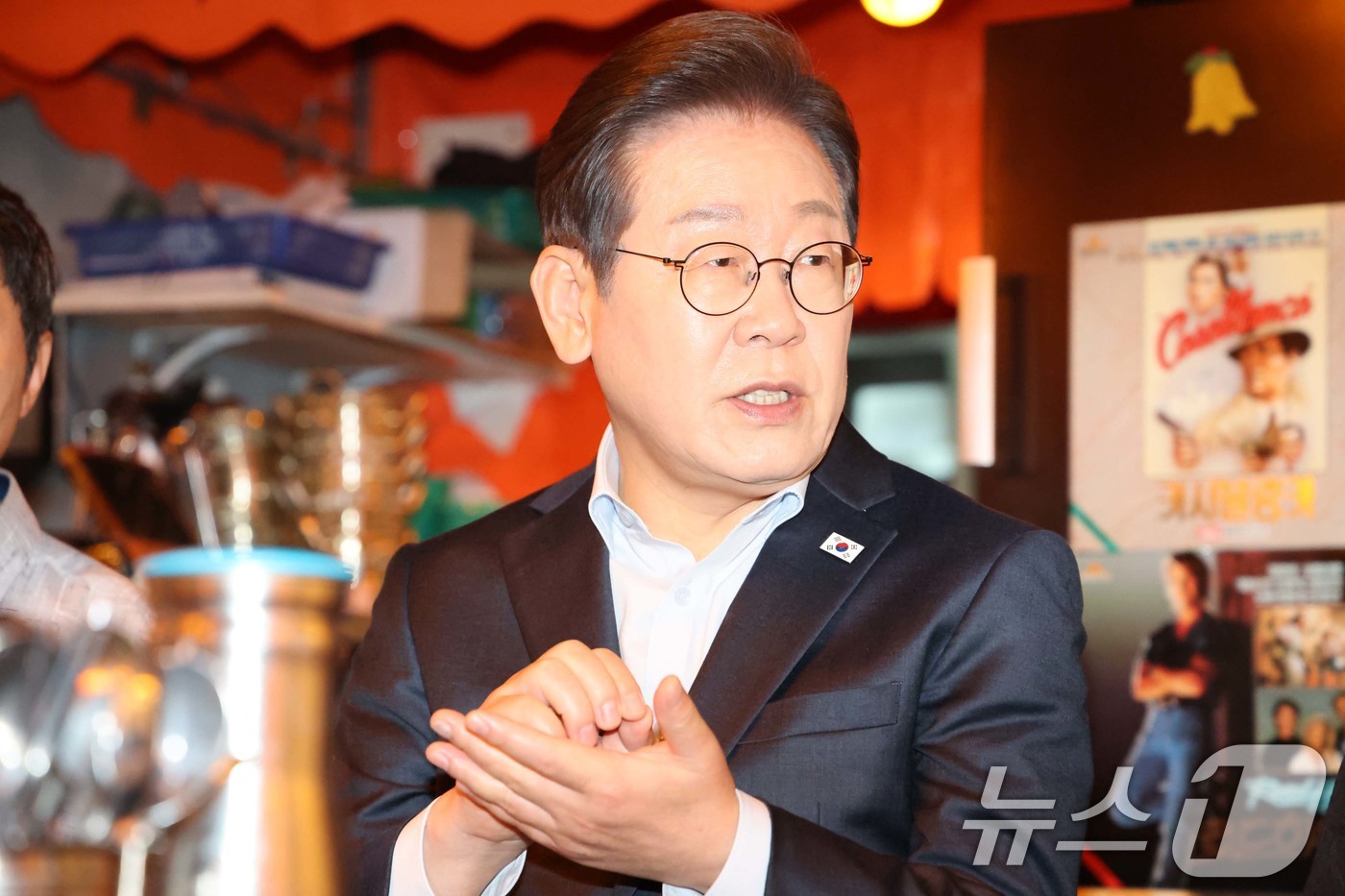 (서울=뉴스1) 이재명 기자 = 이재명 더불어민주당 대통령 후보가 1일 오후 서울 종로구의 한 음식점에서 열린 '민생시리즈2' 비전형 노동자 간담회에서 발언을 하고 있다. (공동취 …