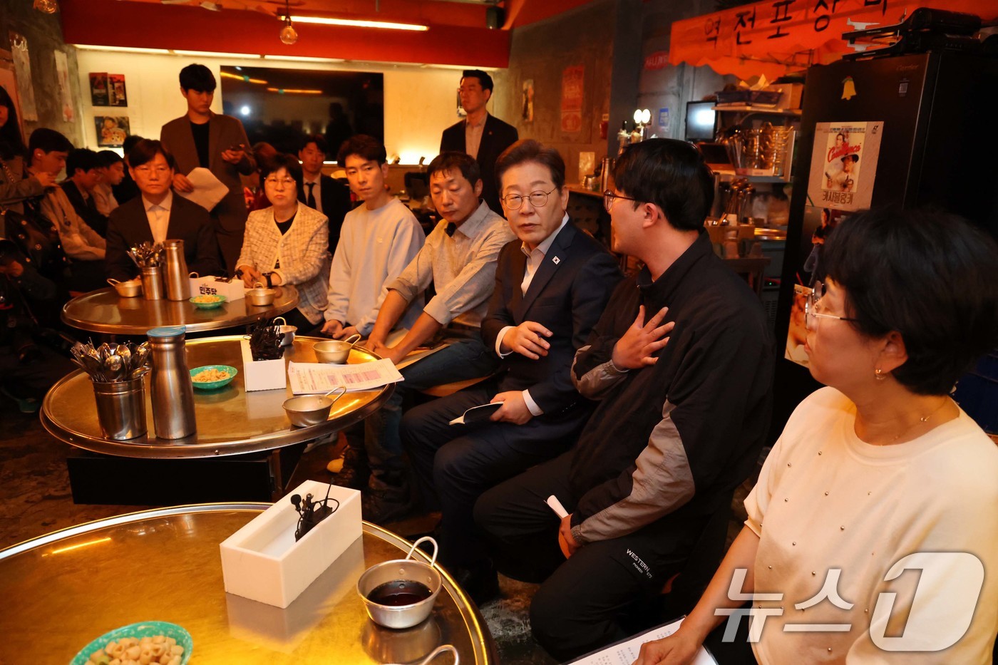 (서울=뉴스1) 이재명 기자 = 이재명 더불어민주당 대통령 후보가 1일 오후 서울 종로구의 한 음식점에서 열린 '민생시리즈2' 비전형 노동자 간담회에서 발언을 하고 있다. (공동취 …