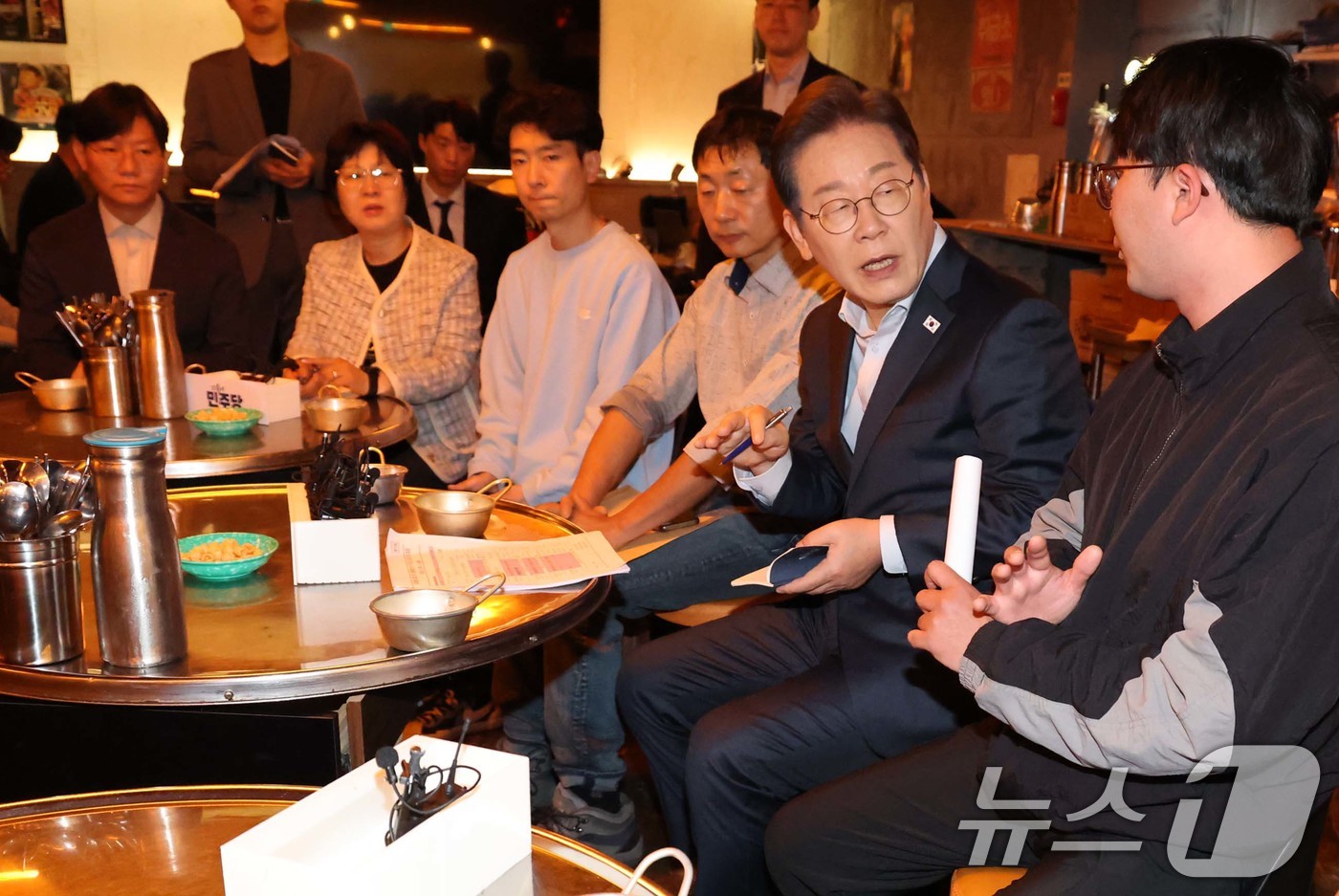 (서울=뉴스1) 이재명 기자 = 이재명 더불어민주당 대통령 후보가 1일 오후 서울 종로구의 한 음식점에서 열린 '민생시리즈2' 비전형 노동자 간담회에서 발언을 하고 있다. (공동취 …