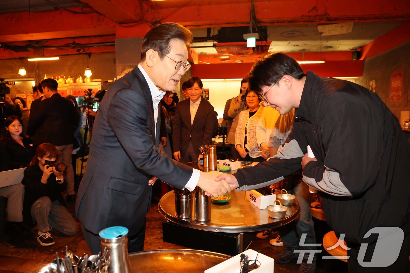 (서울=뉴스1) 이재명 기자 = 이재명 더불어민주당 대통령 후보가 1일 오후 서울 종로구의 한 음식점에서 열린 '민생시리즈2' 비전형 노동자 간담회에서 참석자들과 인사하고 있다. …