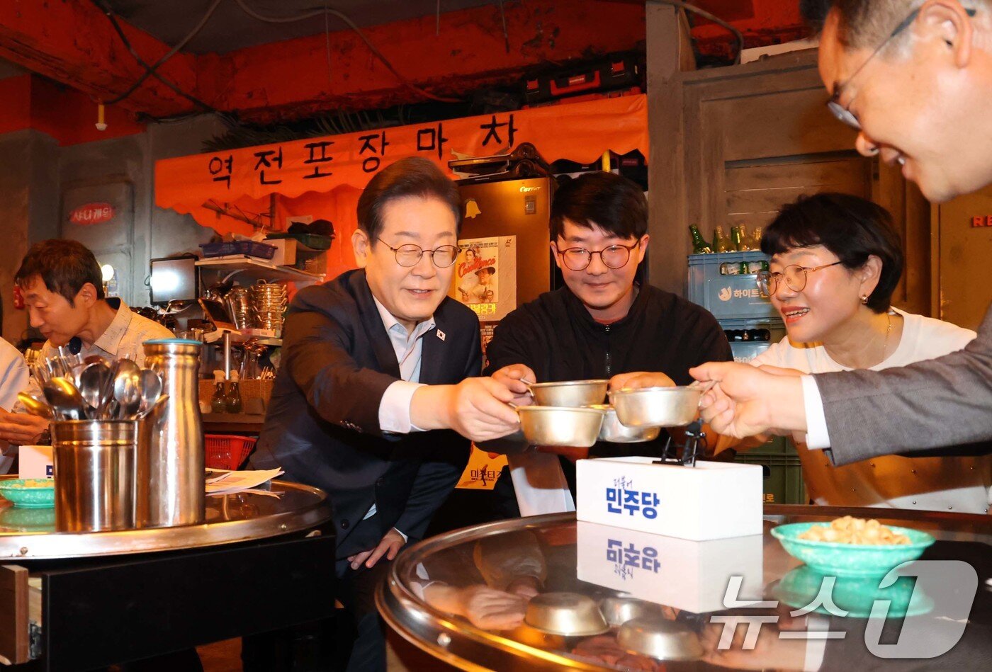본문 이미지 - 이재명 더불어민주당 대통령 후보가 1일 오후 서울 종로구 역전포장마차 종로종각점에서 열린 &#39;민생시리즈2&#39; 비전형 노동자 간담회에서 음료가 든 잔으로 건배를 하고 있다. &#40;공동취재&#41; 2025.5.1/뉴스1 ⓒ News1 이재명 기자