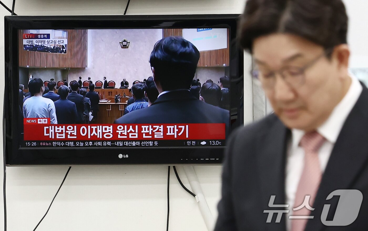 본문 이미지 - 이재명 더불어민주당 대통령 후보의 공직선거법 위반 사건에 대해 대법원이 유죄 취지 파기환송 판결을 내린 가운데 1일 서울 여의도 국회에서 권성동 국민의힘 원내대표가 나서고 있다. 2025.5.1/뉴스1 ⓒ News1 김민지 기자