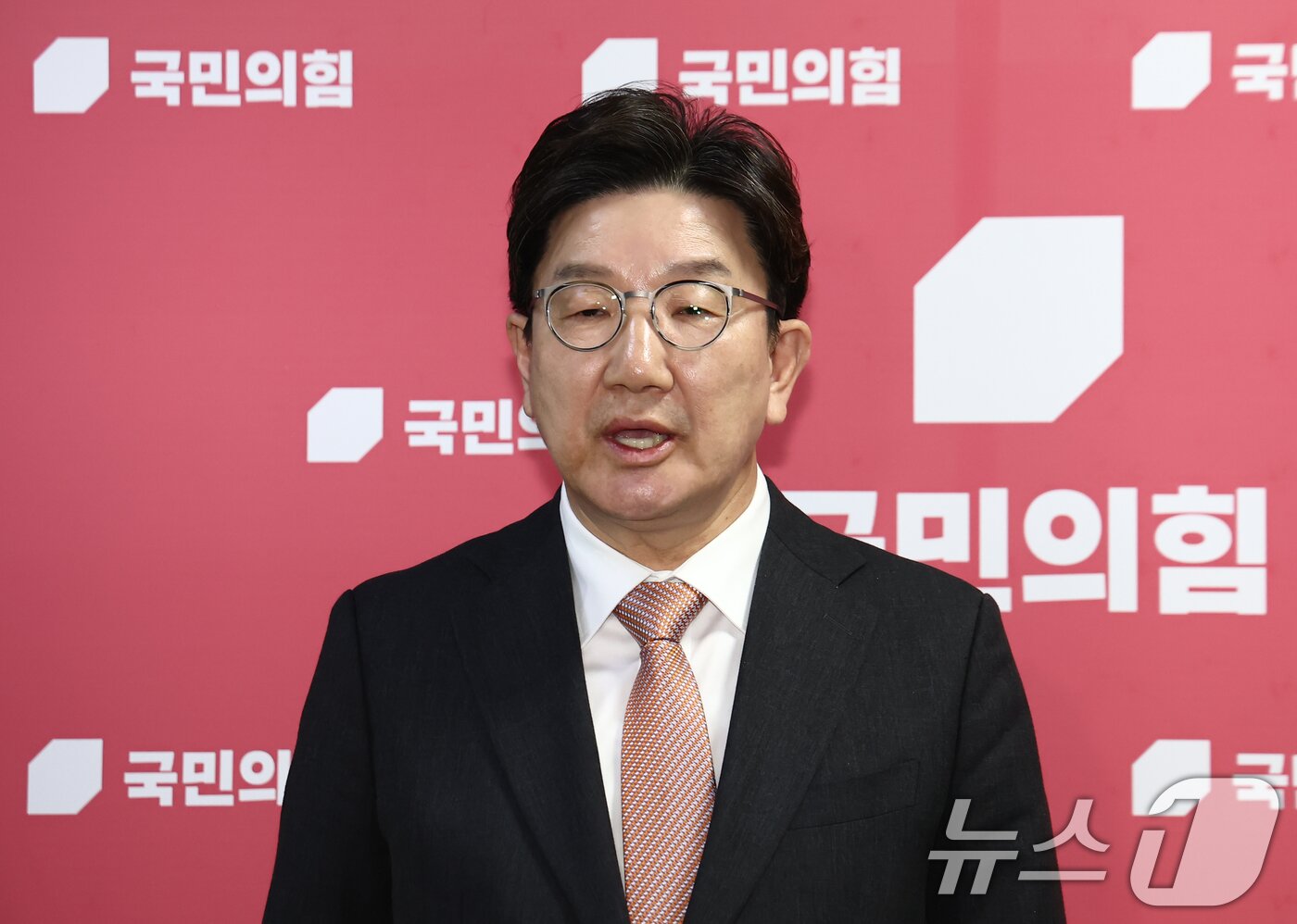 본문 이미지 - 권성동 국민의힘 원내대표가 1일 서울 여의도 국회에서 이재명 더불어민주당 대통령 후보의 공직선거법 위반 사건에 대한 대법원의 유죄 취지 파기환송 판결과 관련해 브리핑을 하고 있다. 2025.5.1/뉴스1 ⓒ News1 김민지 기자