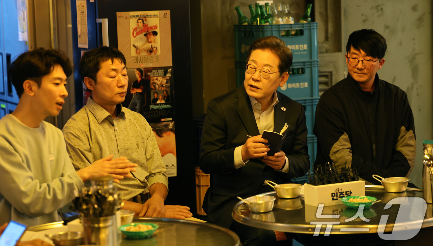 (서울=뉴스1) 이재명 기자 = 이재명 더불어민주당 대통령 후보가 1일 오후 서울 종로구의 한 음식점에서 열린 '민생시리즈2' 비전형 노동자 간담회에서 대화를 하고 있다. (공동취 …