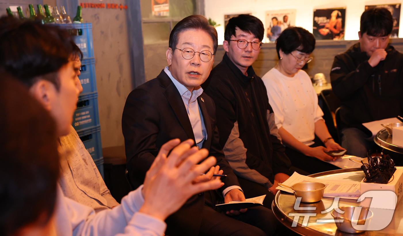 (서울=뉴스1) 이재명 기자 = 이재명 더불어민주당 대통령 후보가 1일 오후 서울 종로구의 한 음식점에서 열린 '민생시리즈2' 비전형 노동자 간담회에서 대화를 하고 있다. (공동취 …