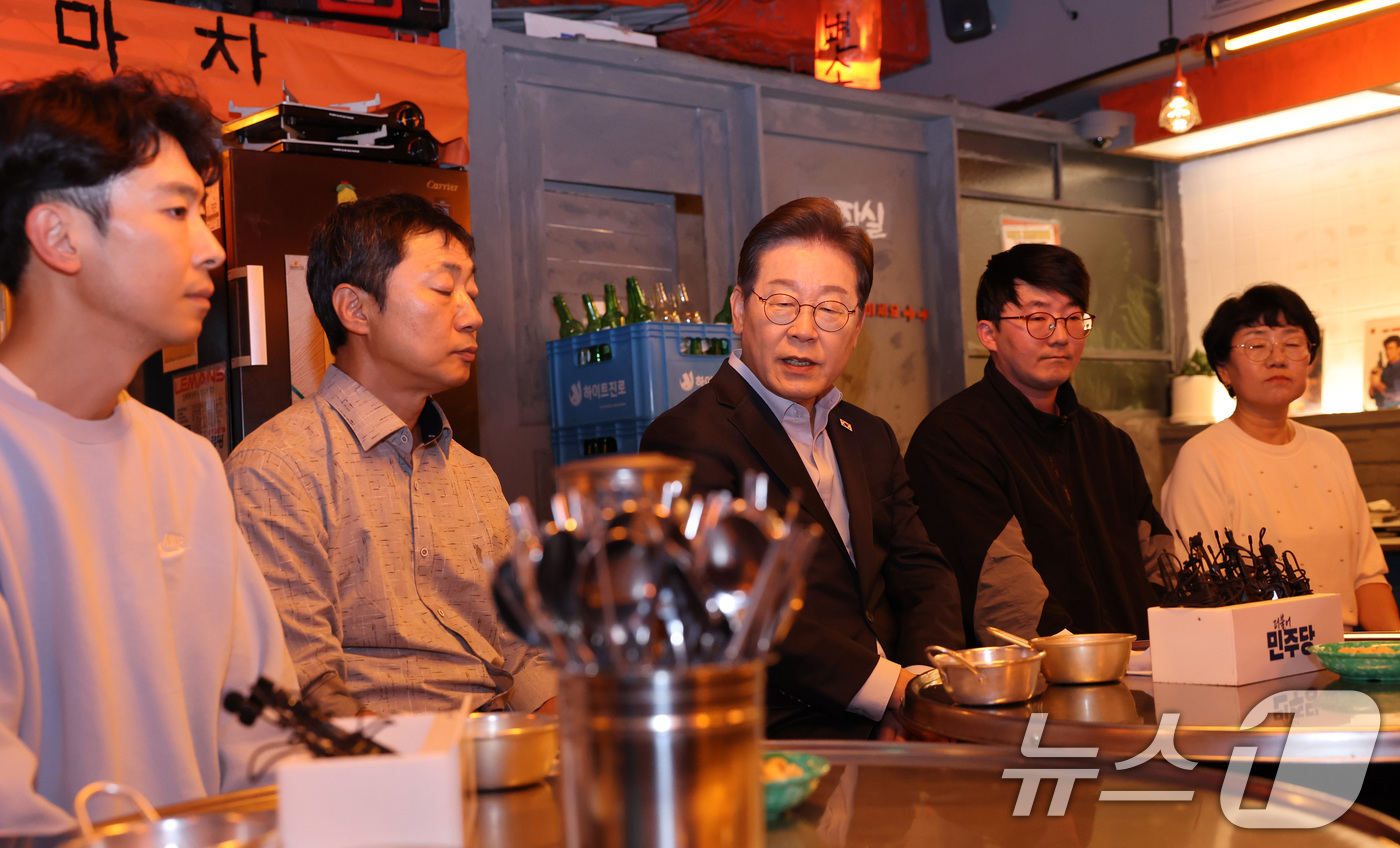 (서울=뉴스1) 이재명 기자 = 이재명 더불어민주당 대통령 후보가 1일 오후 서울 종로구의 한 음식점에서 열린 '민생시리즈2' 비전형 노동자 간담회에서 발언을 하고 있다. (공동취 …