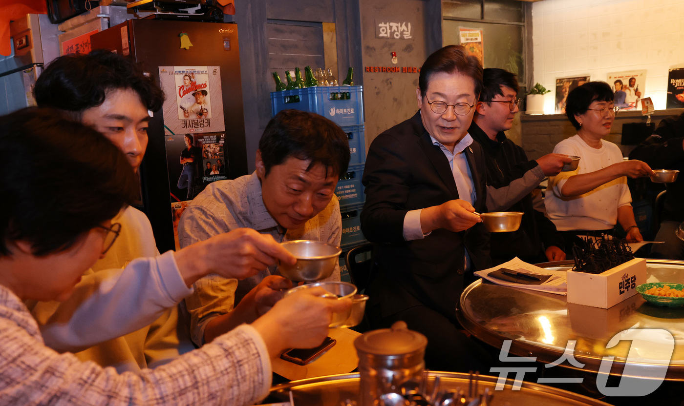 (서울=뉴스1) 이재명 기자 = 이재명 더불어민주당 대통령 후보가 1일 오후 서울 종로구의 한 음식점에서 열린 '민생시리즈2' 비전형 노동자 간담회에서 음료가 든 잔으로 건배를 하 …