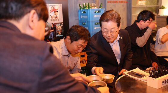 노동자들과 건배하는 이재명