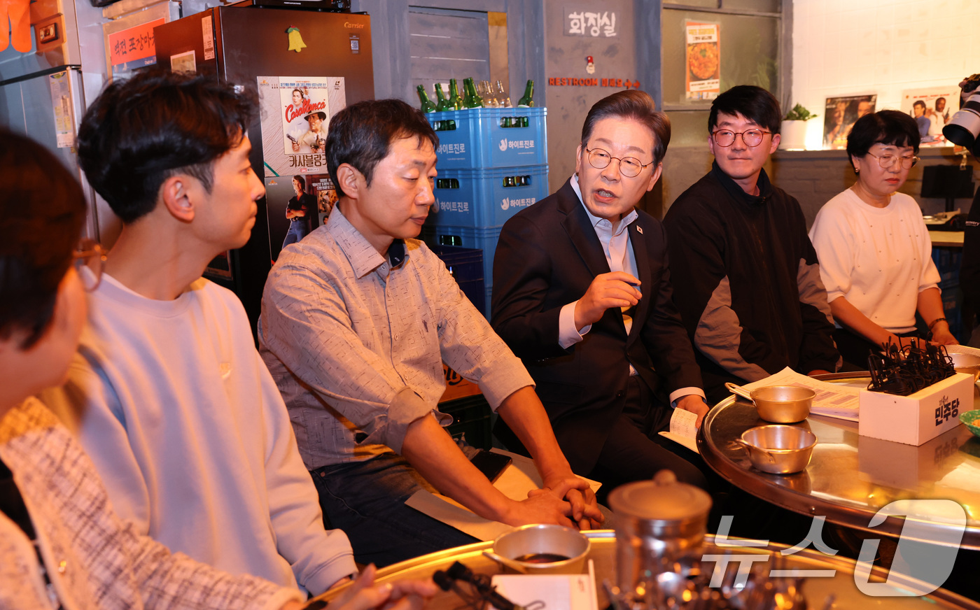 (서울=뉴스1) 이재명 기자 = 이재명 더불어민주당 대통령 후보가 1일 오후 서울 종로구의 한 음식점에서 열린 '민생시리즈2' 비전형 노동자 간담회에서 대화를 하고 있다. (공동취 …