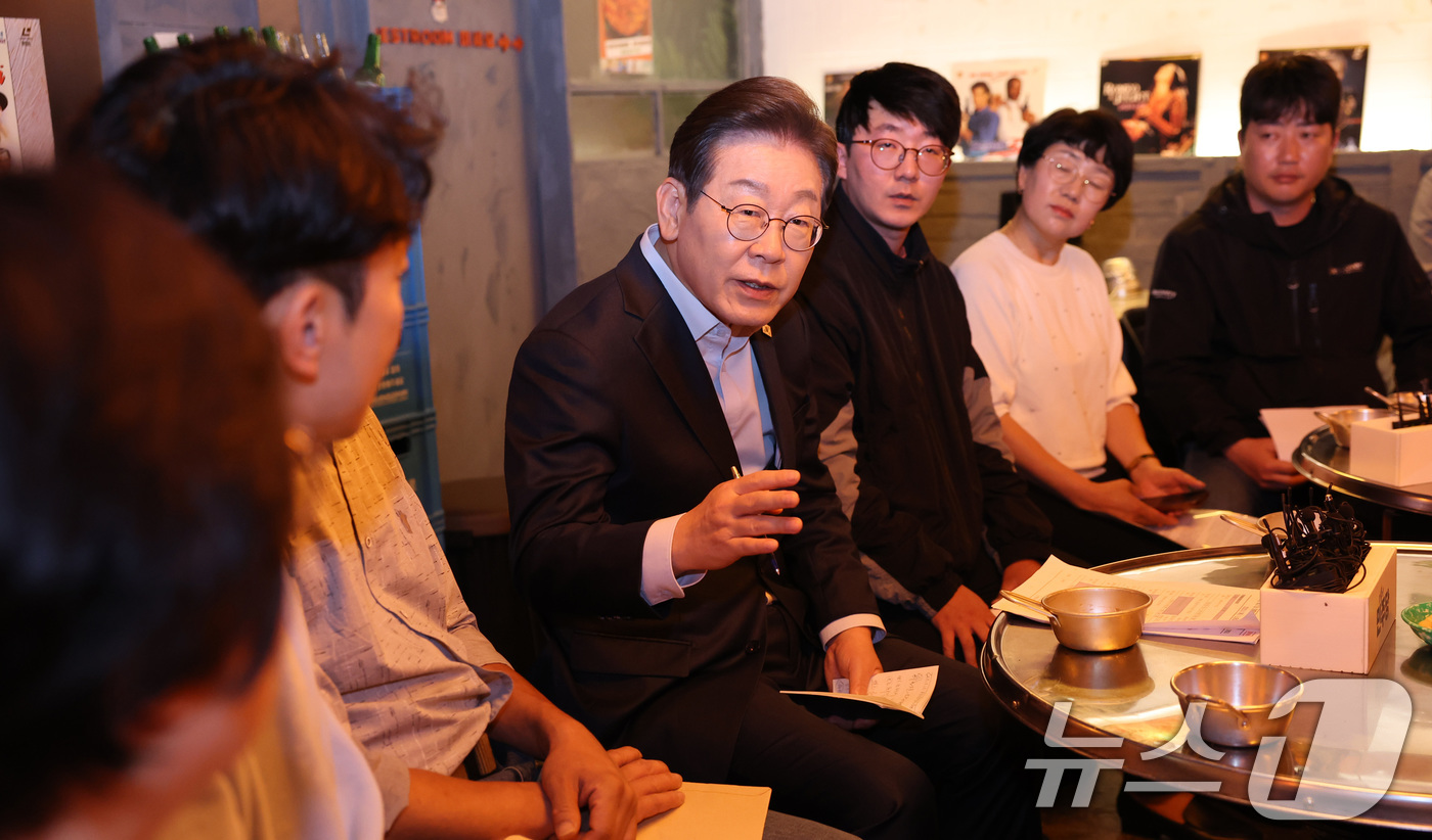 (서울=뉴스1) 이재명 기자 = 이재명 더불어민주당 대통령 후보가 1일 오후 서울 종로구의 한 음식점에서 열린 '민생시리즈2' 비전형 노동자 간담회에서 대화를 하고 있다. (공동취 …