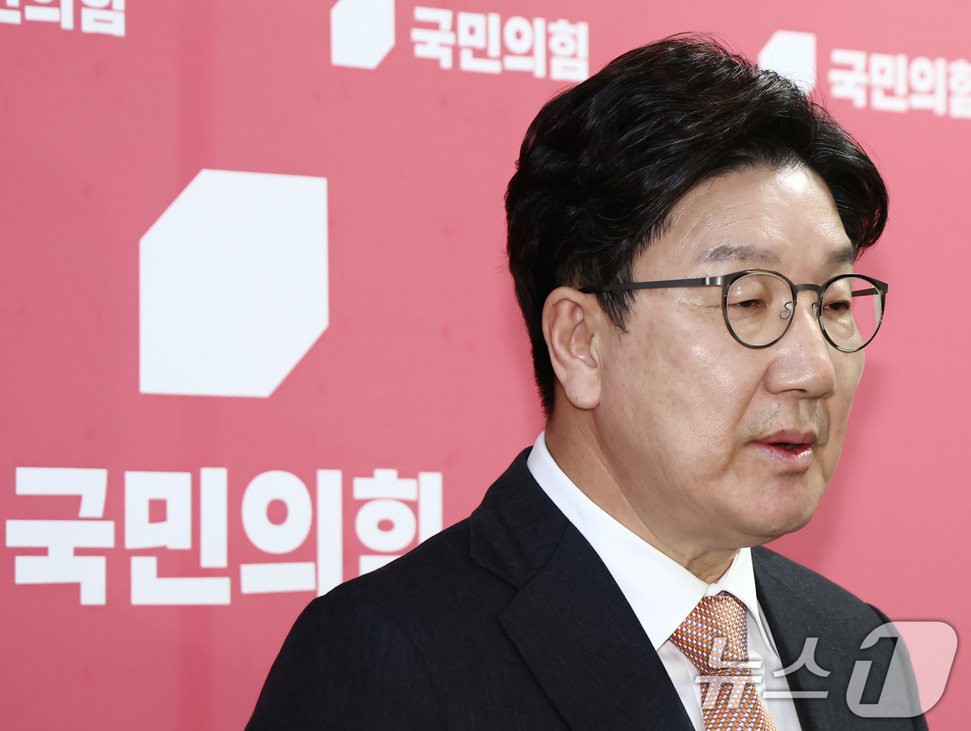 (서울=뉴스1) 김민지 기자 = 권성동 국민의힘 원내대표가 1일 서울 여의도 국회에서 이재명 더불어민주당 대통령 후보의 공직선거법 위반 사건에 대한 대법원의 유죄 취지 파기환송 판 …