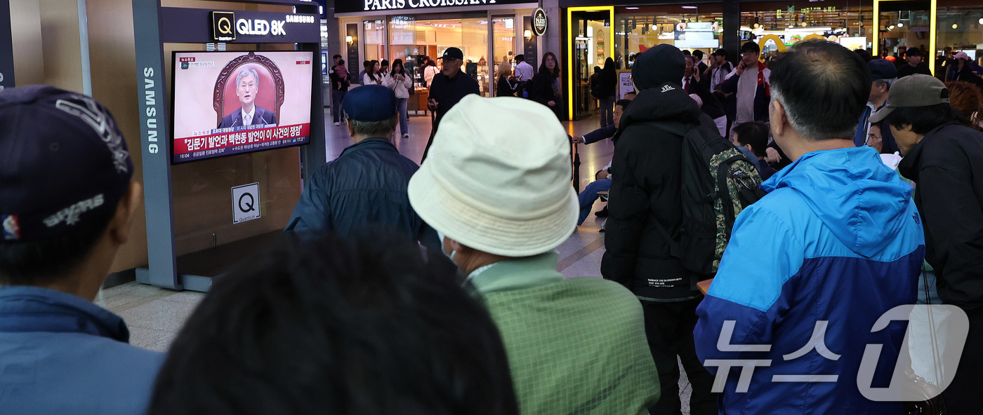 (서울=뉴스1) 박지혜 기자 = 시민들이 1일 오후 서울역 대합실에서 이재명 더불어민주당 대통령 후보의 공직선거법 위반 혐의 대법원 선고 생중계 영상을 시청하고 있다.대법원은 이날 …