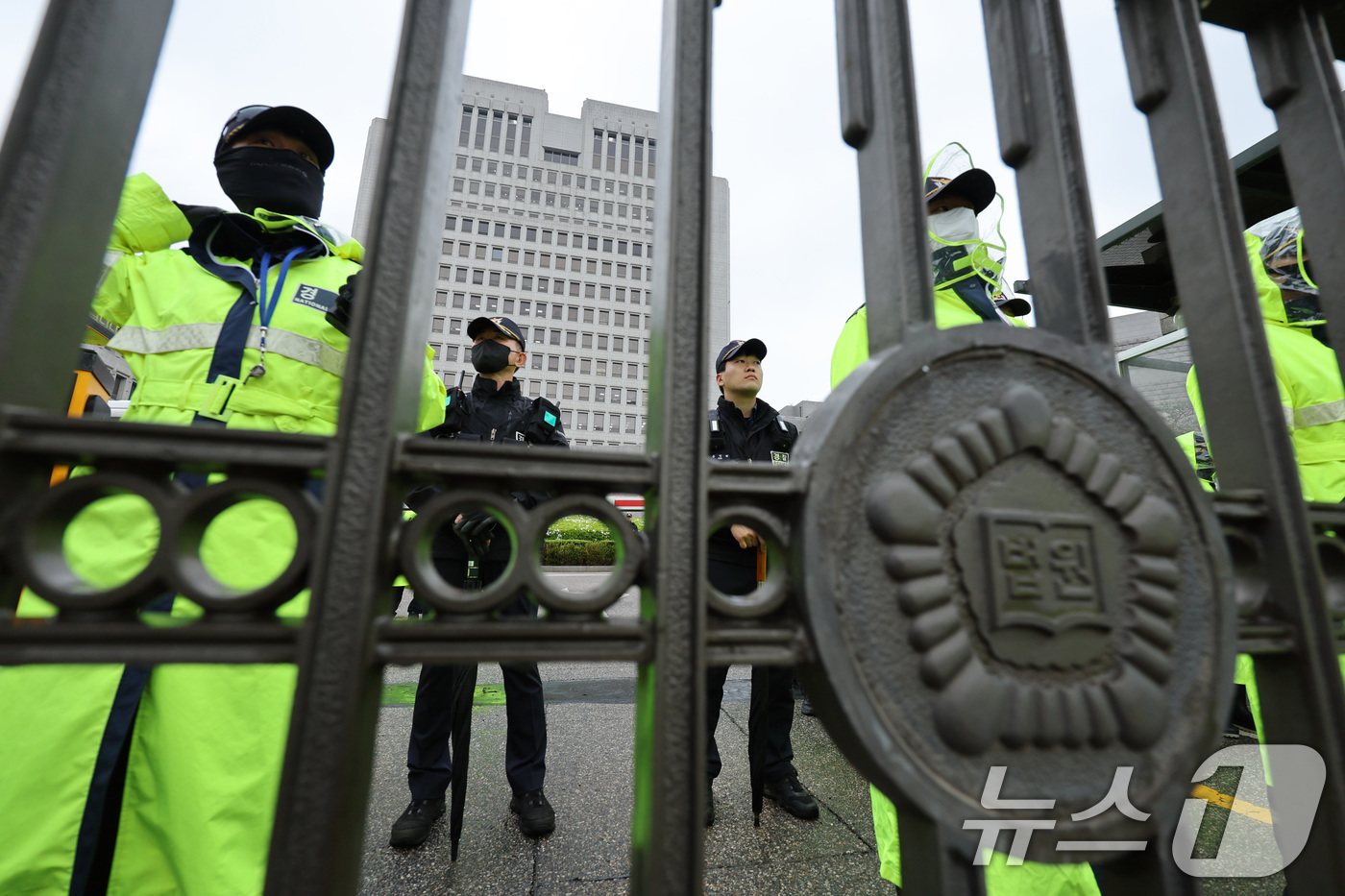 (서울=뉴스1) 신웅수 기자 = 이재명 더불어민주당 대통령 후보의 공직선거법 위반 사건에 대한 판결 선고기일인 1일 서울 서초구 대법원 출입이 통제되고 있다.고(故) 김문기 전 성 …