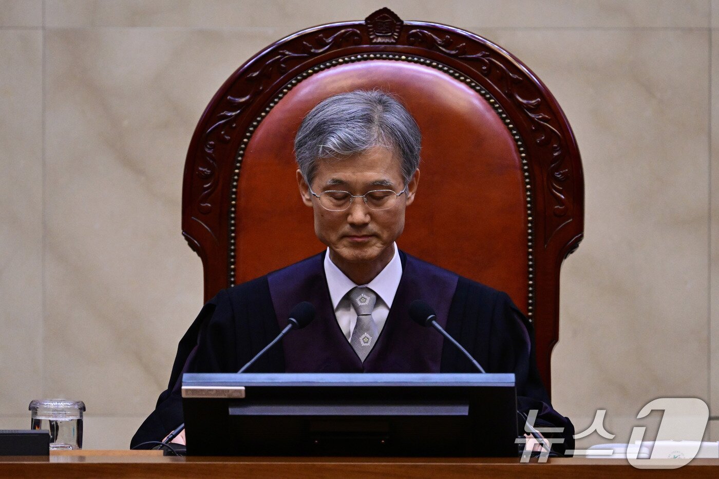 본문 이미지 - 조희대 대법원장이 1일 오후 서울 서초구 대법원 대법정에서 이재명 더불어민주당 대통령 후보의 공직선거법 위반 사건 상고심 선고를 준비하며 생각에 잠겨 있다. 2025.5.1/뉴스1 ⓒ News1 사진공동취재단