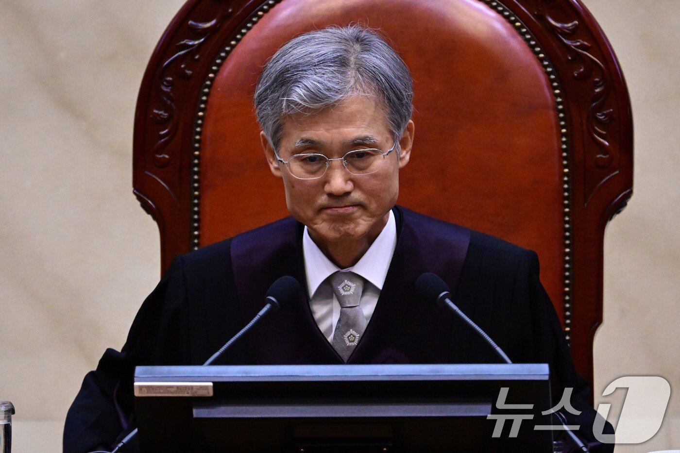 본문 이미지 - 조희대 대법원장이 1일 오후 서울 서초구 대법원 대법정에서 이재명 더불어민주당 대통령 후보의 공직선거법 위반 사건 상고심 선고를 준비하고 있다. 2025.5.1/뉴스1 ⓒ News1 사진공동취재단