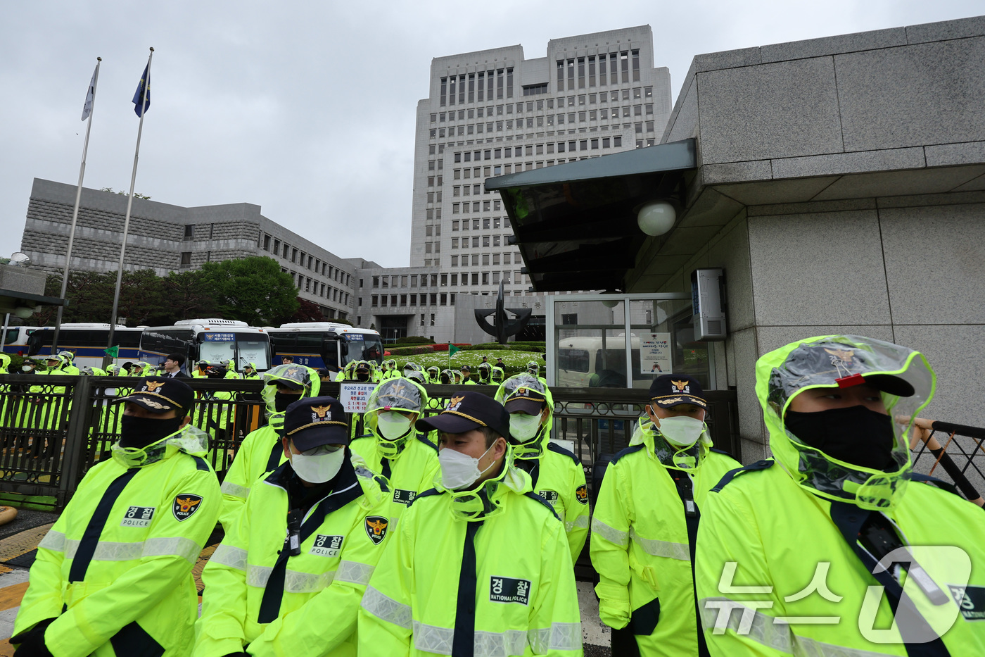 (서울=뉴스1) 신웅수 기자 = 이재명 더불어민주당 대통령 후보의 공직선거법 위반 사건에 대한 판결 선고기일인 1일 서울 서초구 대법원 출입이 통제되고 있다.고(故) 김문기 전 성 …