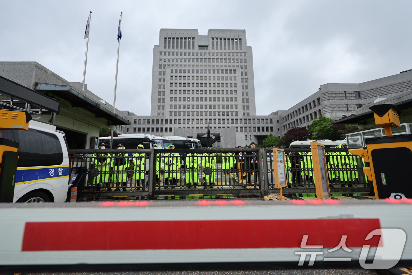 (서울=뉴스1) 신웅수 기자 = 이재명 더불어민주당 대통령 후보의 공직선거법 위반 사건에 대한 판결 선고기일인 1일 서울 서초구 대법원 출입이 통제되고 있다.고(故) 김문기 전 성 …