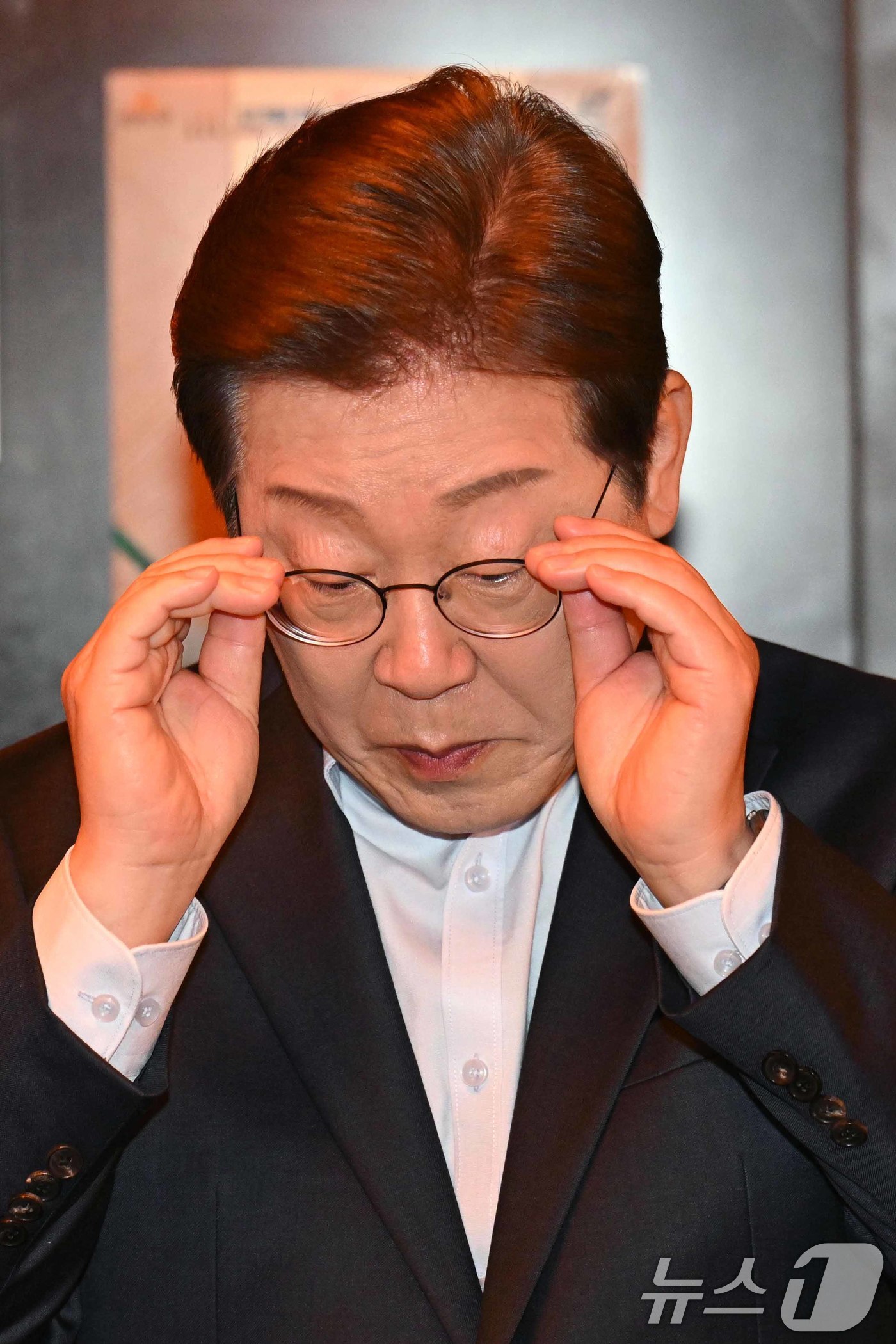 (서울=뉴스1) 이재명 기자 = 이재명 더불어민주당 대통령 후보가 1일 오후 서울 종로구 한 음식점에서 열린 '민생시리즈2' 비전형 노동자 간담회에서 안경을 고쳐쓰고 있다. (공동 …