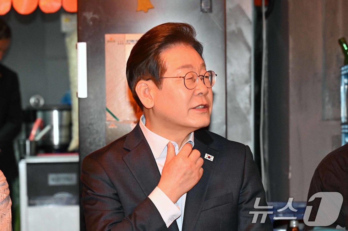 (서울=뉴스1) 이재명 기자 = 이재명 더불어민주당 대통령 후보가 1일 오후 서울 종로구 한 음식점에서 열린 '민생시리즈2' 비전형 노동자 간담회에서 참석자들의 발언을 듣고 있다. …