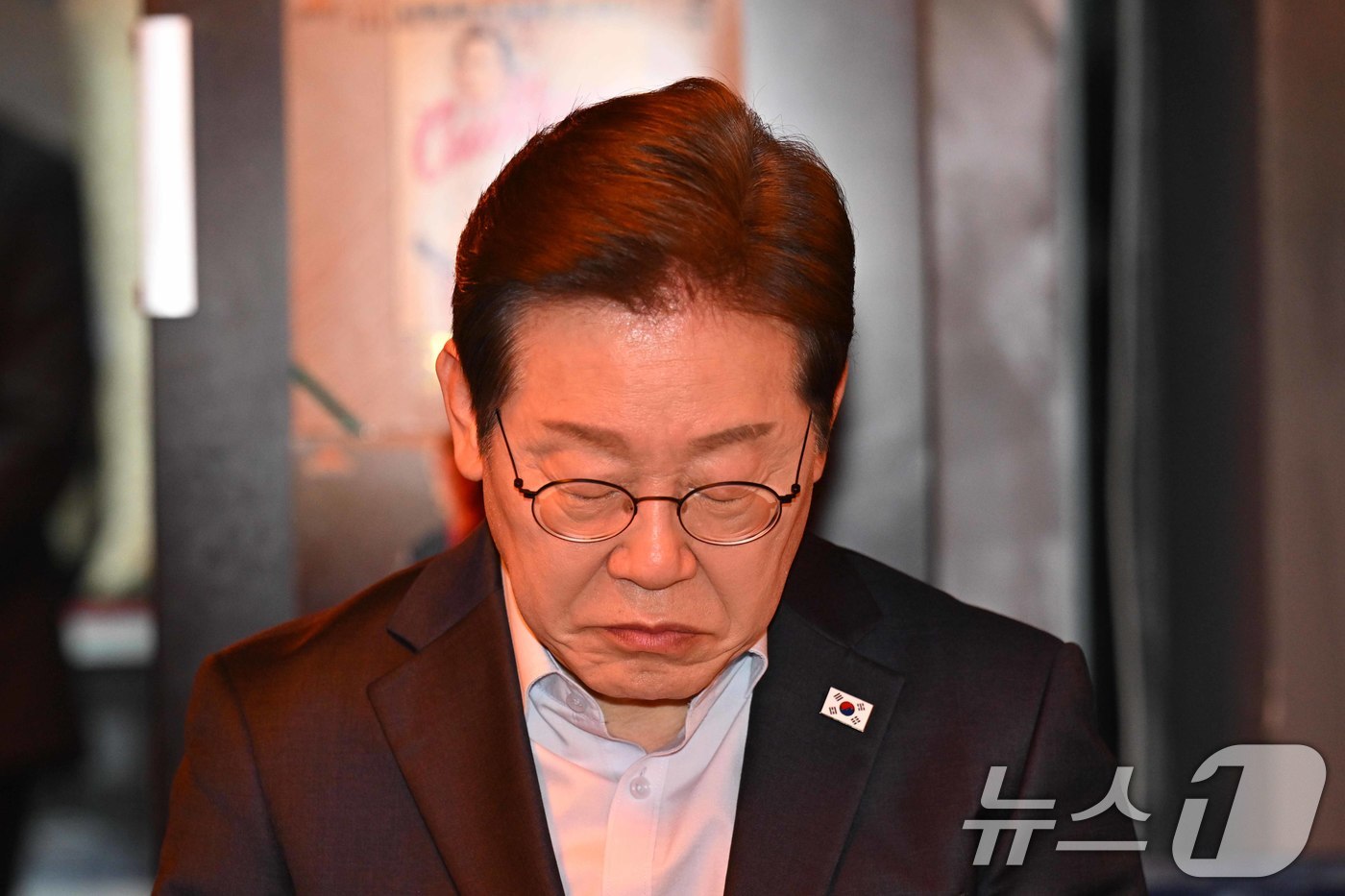 (서울=뉴스1) 이재명 기자 = 이재명 더불어민주당 대통령 후보가 1일 오후 서울 종로구 한 음식점에서 열린 '민생시리즈2' 비전형 노동자 간담회에서 생각에 잠겨 있다. (공동취재 …